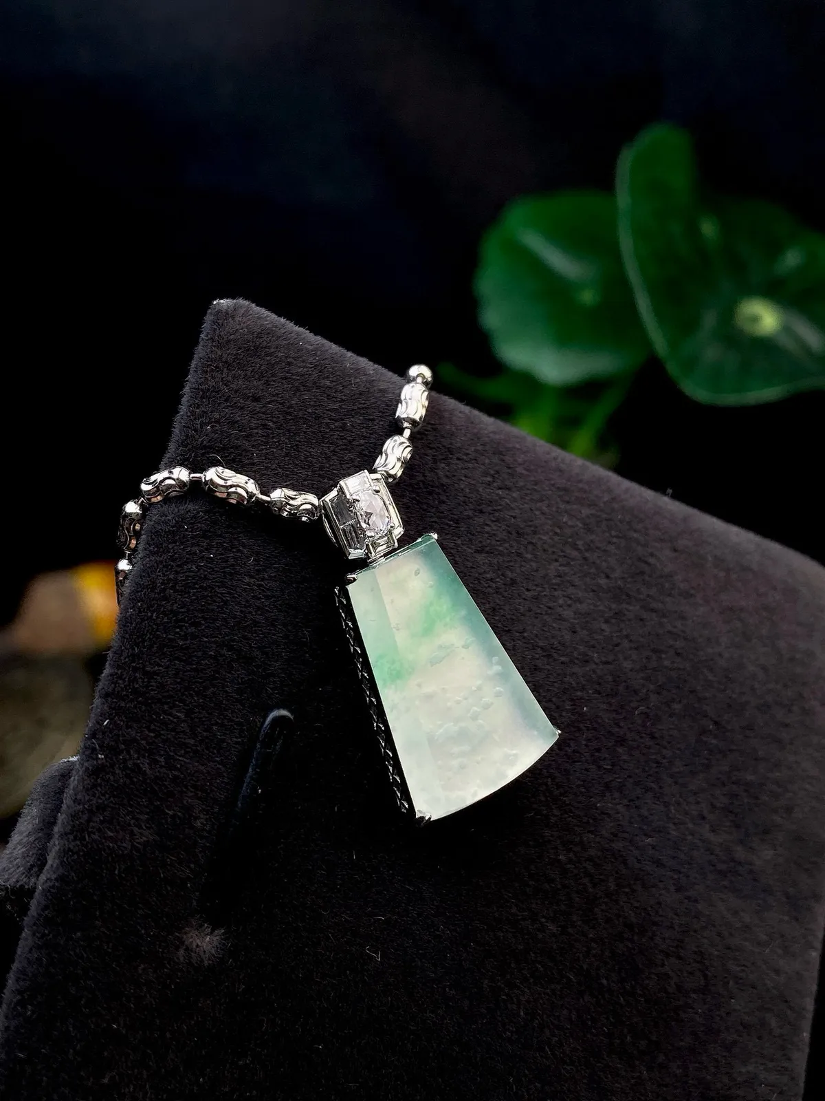 【冰种飘绿无事牌】老坑雪花棉，质地细腻，种水色俱全，冰透闪亮，18k金钻镶嵌，裸石尺寸17.2*12