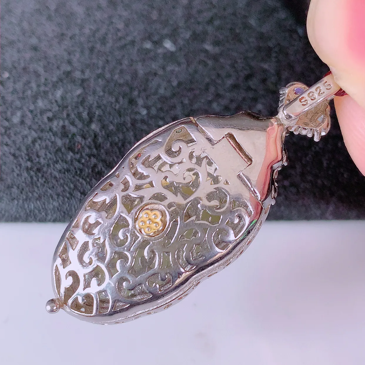 冰透满绿翡翠925银镶嵌叶子吊坠，自然光实拍，翠色灵动，颜色漂亮，种老水足，品相佳，佩戴佳品！#97.9整体40*17*7.5裸石23.5*14.5