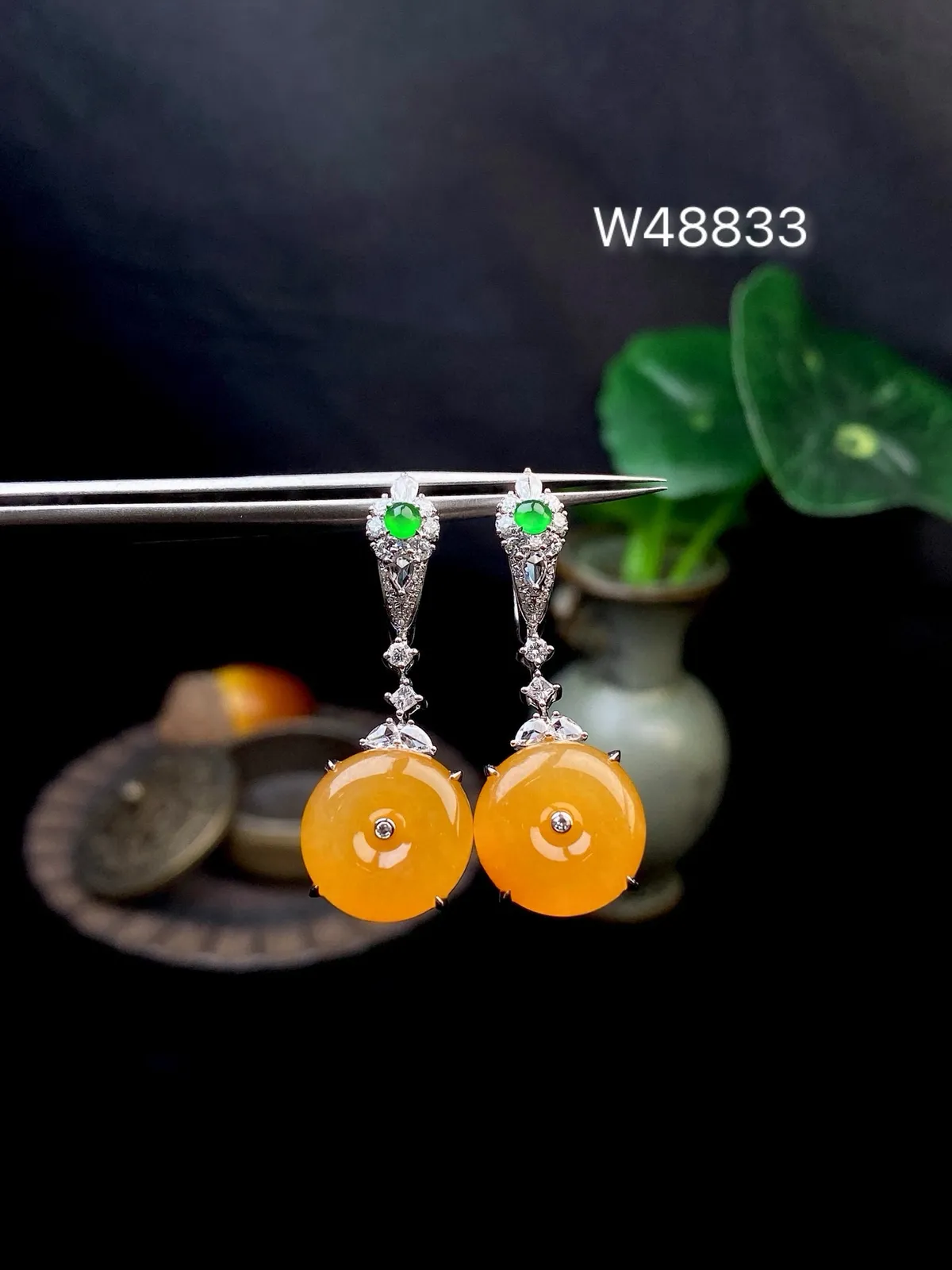 【冰种黄翡平安扣耳坠】质地细腻，种水上乘，纯净通透，收藏品质，18k金钻豪华镶嵌，裸石尺寸12*4毫