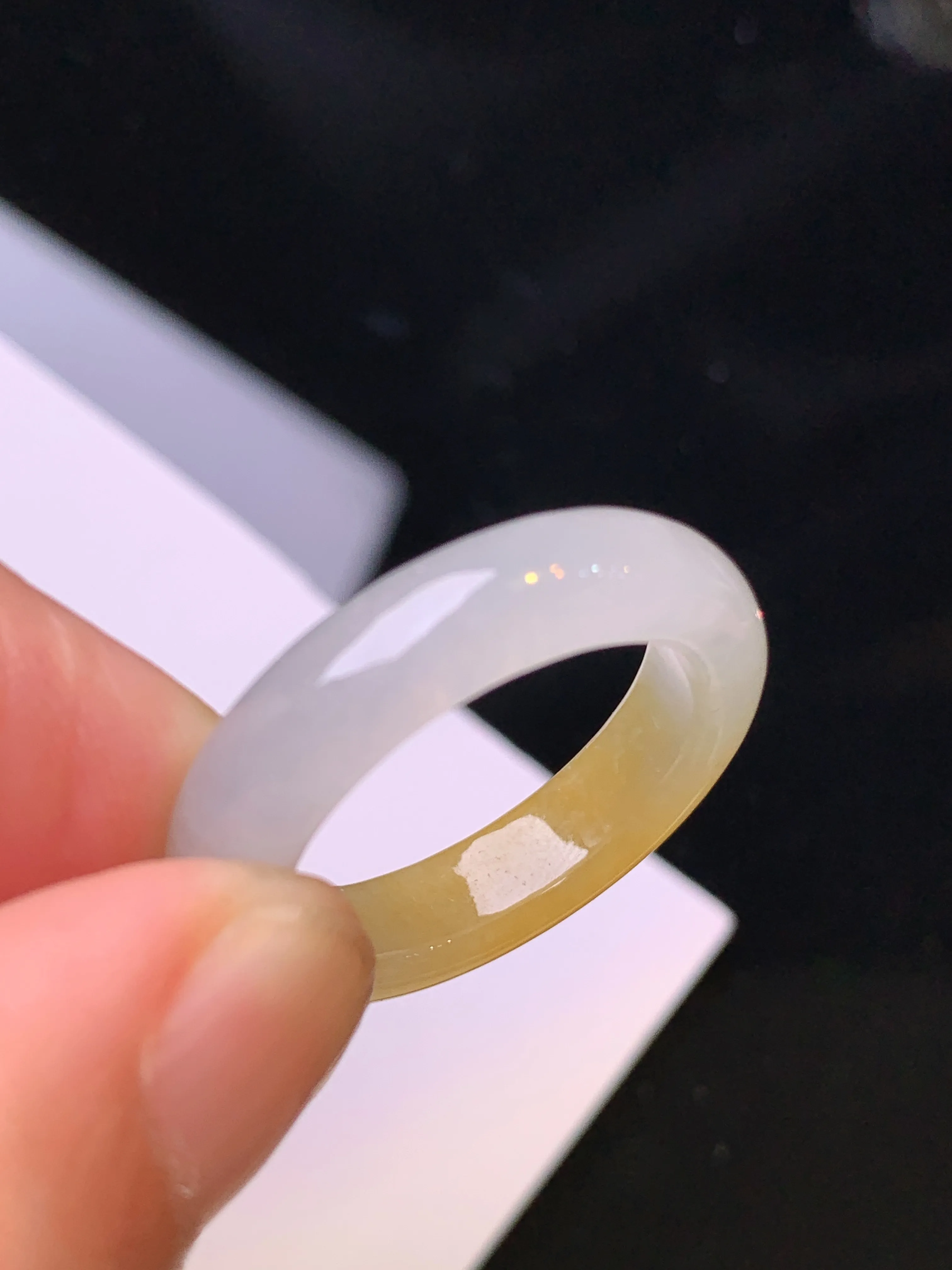 飘黄翡指环 玉质细腻 水润亮眼 色泽艳丽 圈口18 整体尺寸25.7*5.23.6