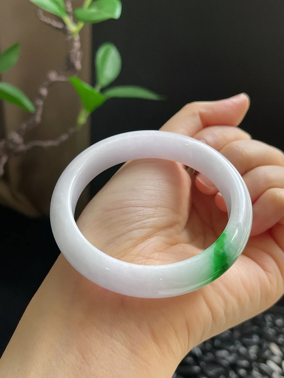 正圈52.6圈口，翡翠糯化种飘绿手镯