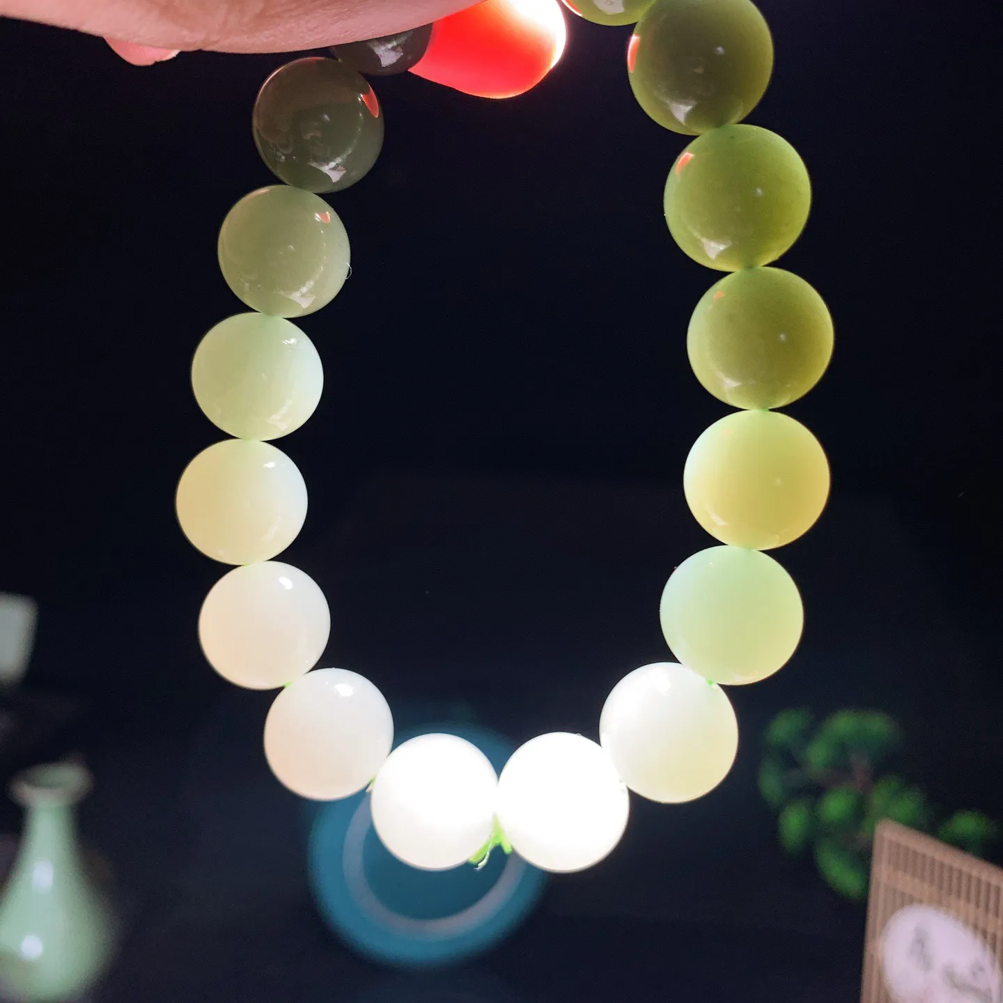 和田玉湖水绿渐变圆珠手串。单颗尺寸12。玉质细腻油润。手推出油。佩戴高端典雅。lt251210