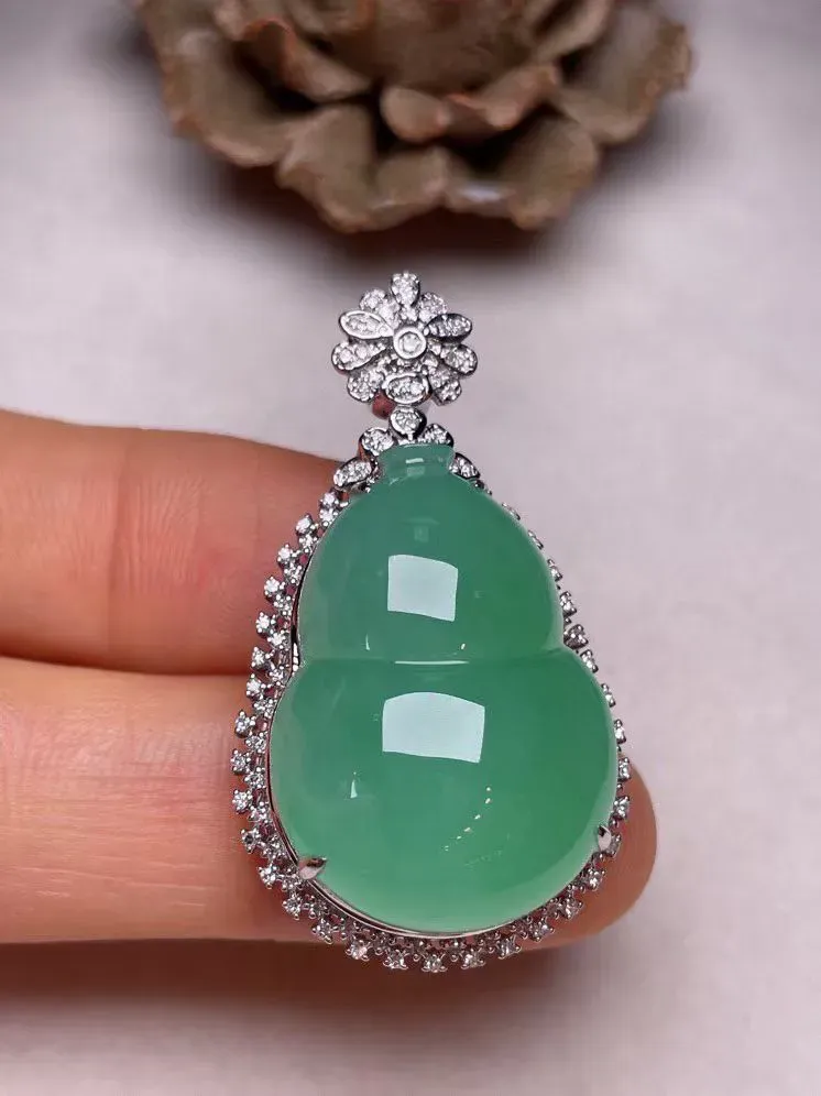 冰种淡绿葫芦吊坠、真金真钻镶嵌，种水好，玉质细腻 .裸石尺寸  18.3*12.8