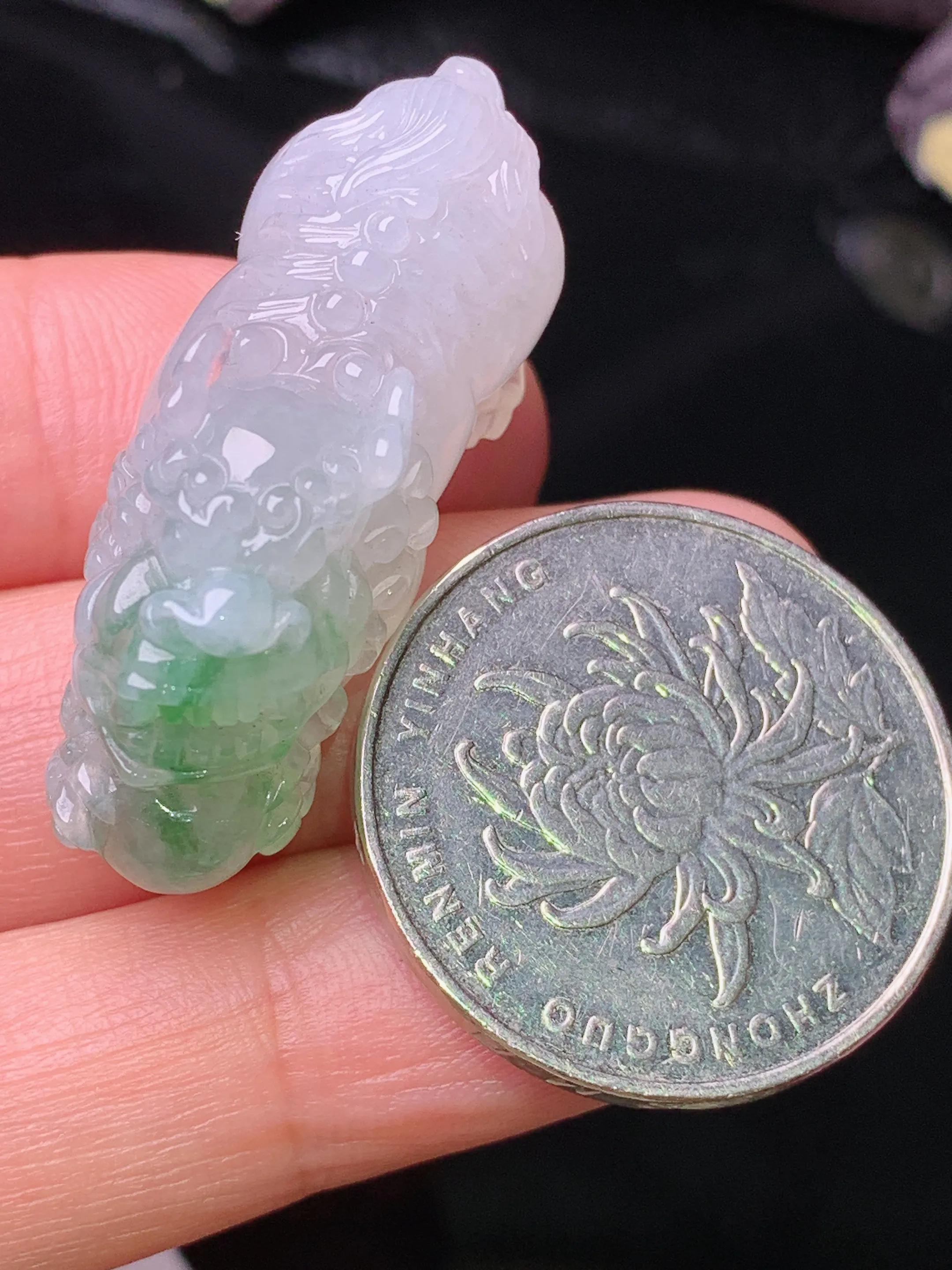 飘花貔貅吊坠 玉质细腻 水润亮眼 色泽艳丽 整体尺寸36.5*12.8*14.2