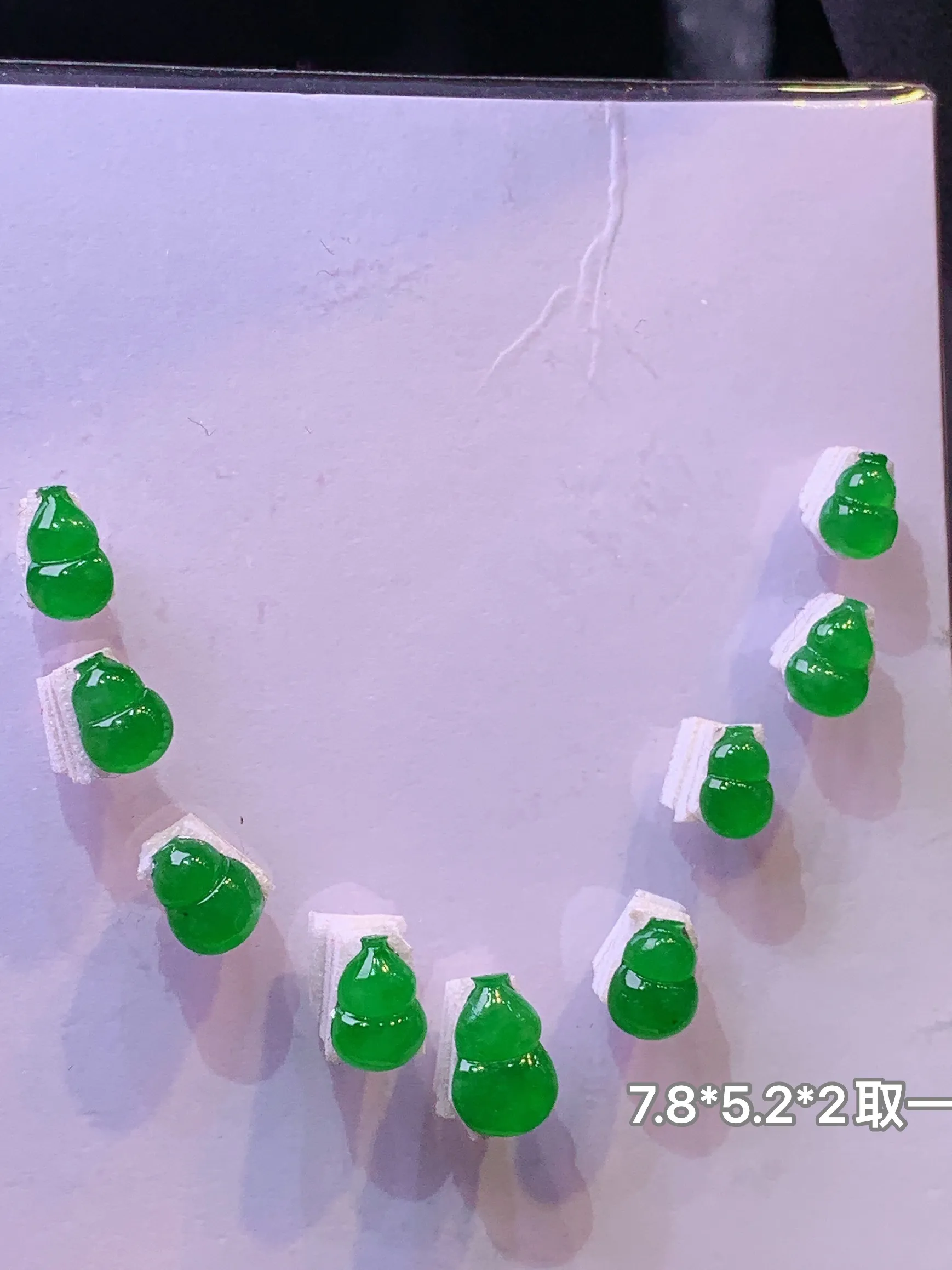 满绿葫芦一手 玉质细腻 水润亮眼 色泽艳丽 整体尺寸7.8*5.2*2