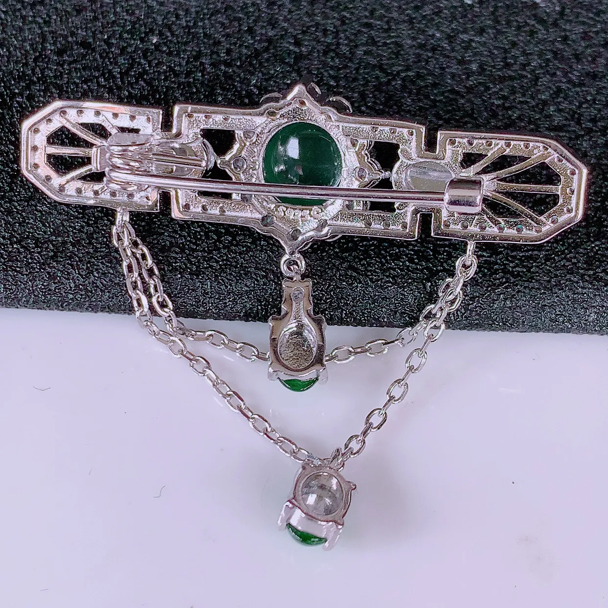 冰透满绿翡翠925银镶嵌胸针，自然光实拍，翠色灵动，颜色漂亮，种老水足，品相佳，佩戴佳品！#97.9整体42.5*38.5*13裸石8*8