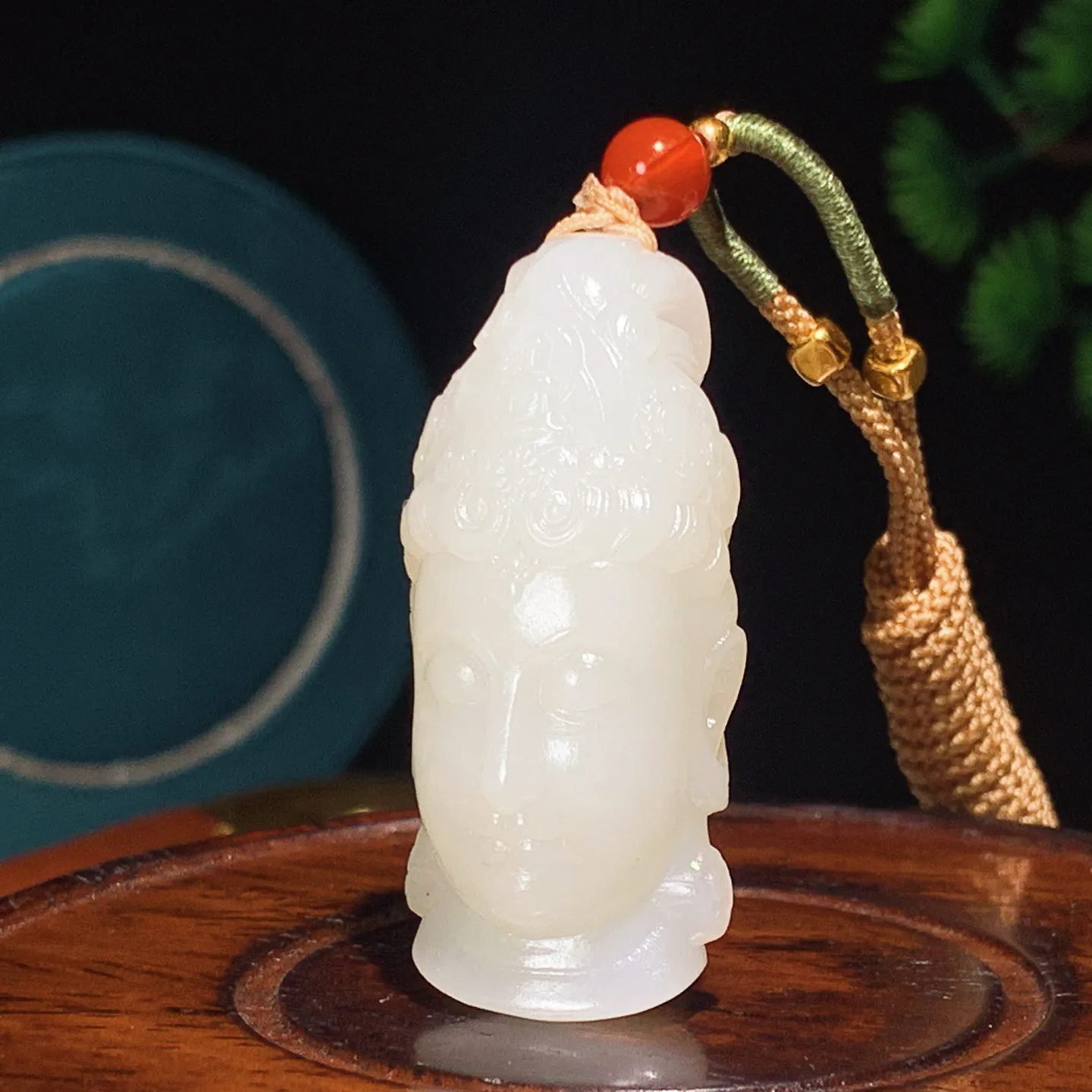 和田玉白玉观音头挂件。尺寸44/19/20重24克。玉质细腻油润。手推出油。佩戴高端典雅。lt251210