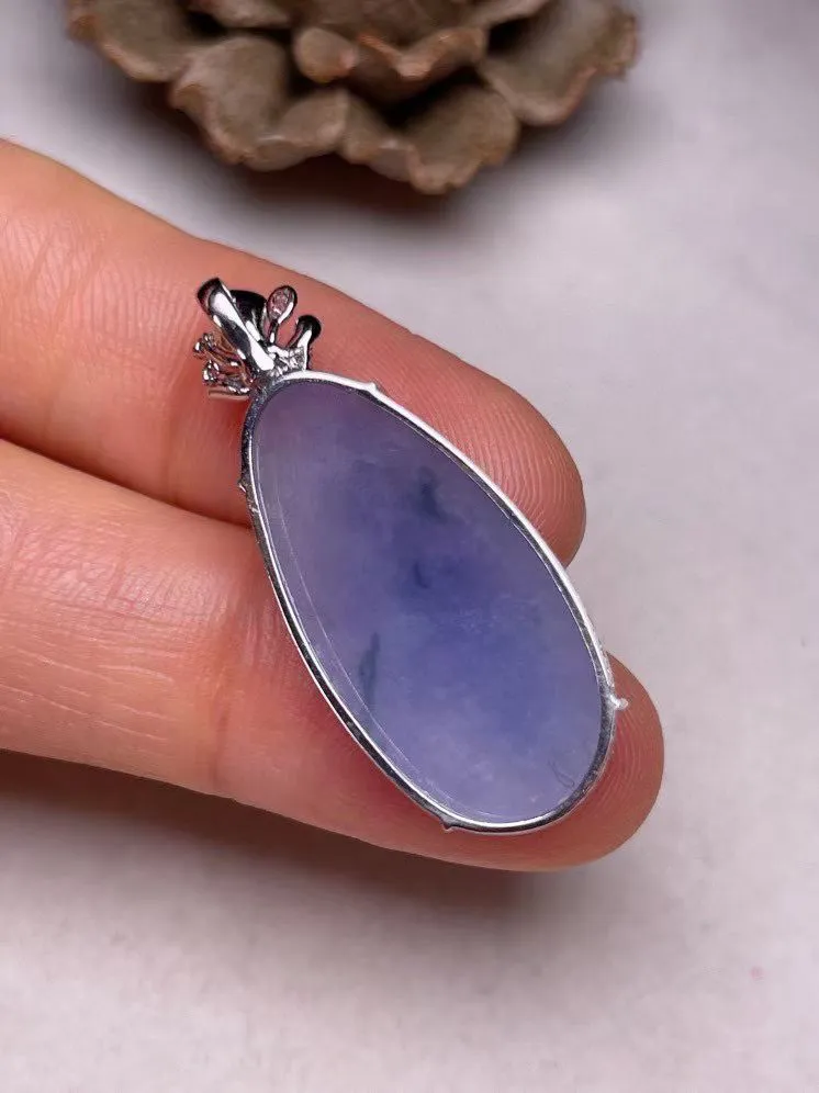 冰糯种紫罗兰平安无事牌吊坠、真金真钻镶嵌，种水好，玉质细腻 .裸石尺寸 26.2*12.9