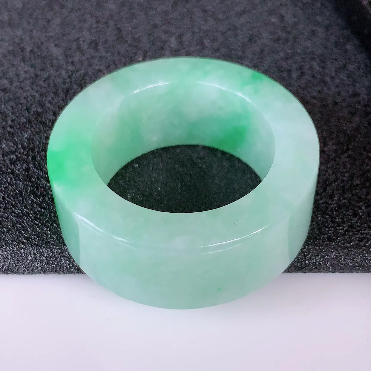 自然光实拍，22.2mm内径冰飘绿翡翠扳指，冰润指环，玉扳指，戒指，财源滚滚，玉质细腻起胶， 28圈口，种水好！#05.9尺寸22.2*12*5.2