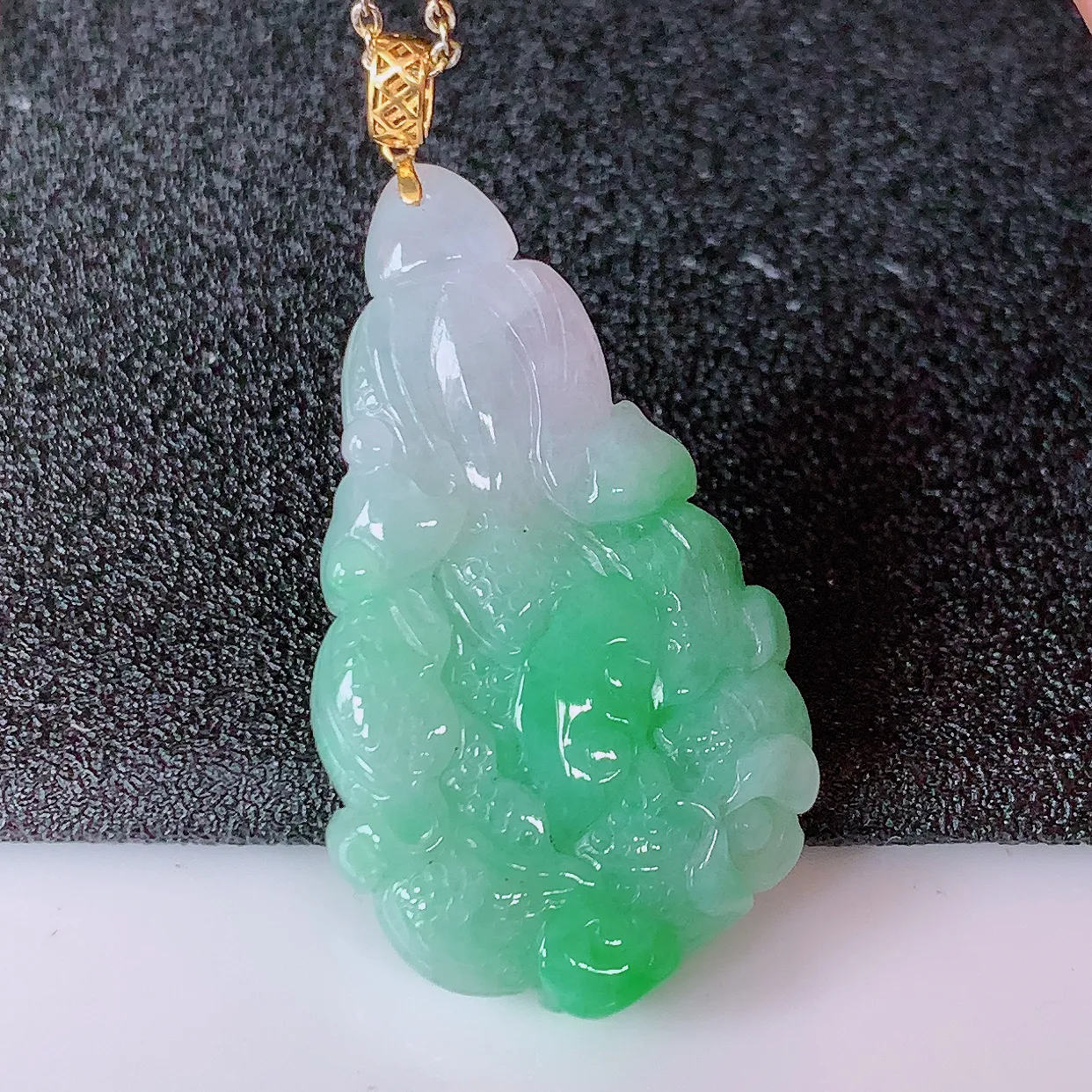 18K金镶嵌飘绿翡翠招百财白菜吊坠，百财聚来，财源滚滚，色泽鲜艳，精工水润的白菜，性价比高！#1.9