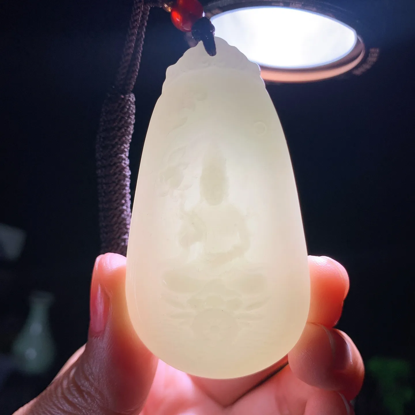 和田玉白玉坐莲观音牌子挂件。尺寸64/35/12重47克。玉质细腻油润。手推出油。佩戴高端典雅。lt251210