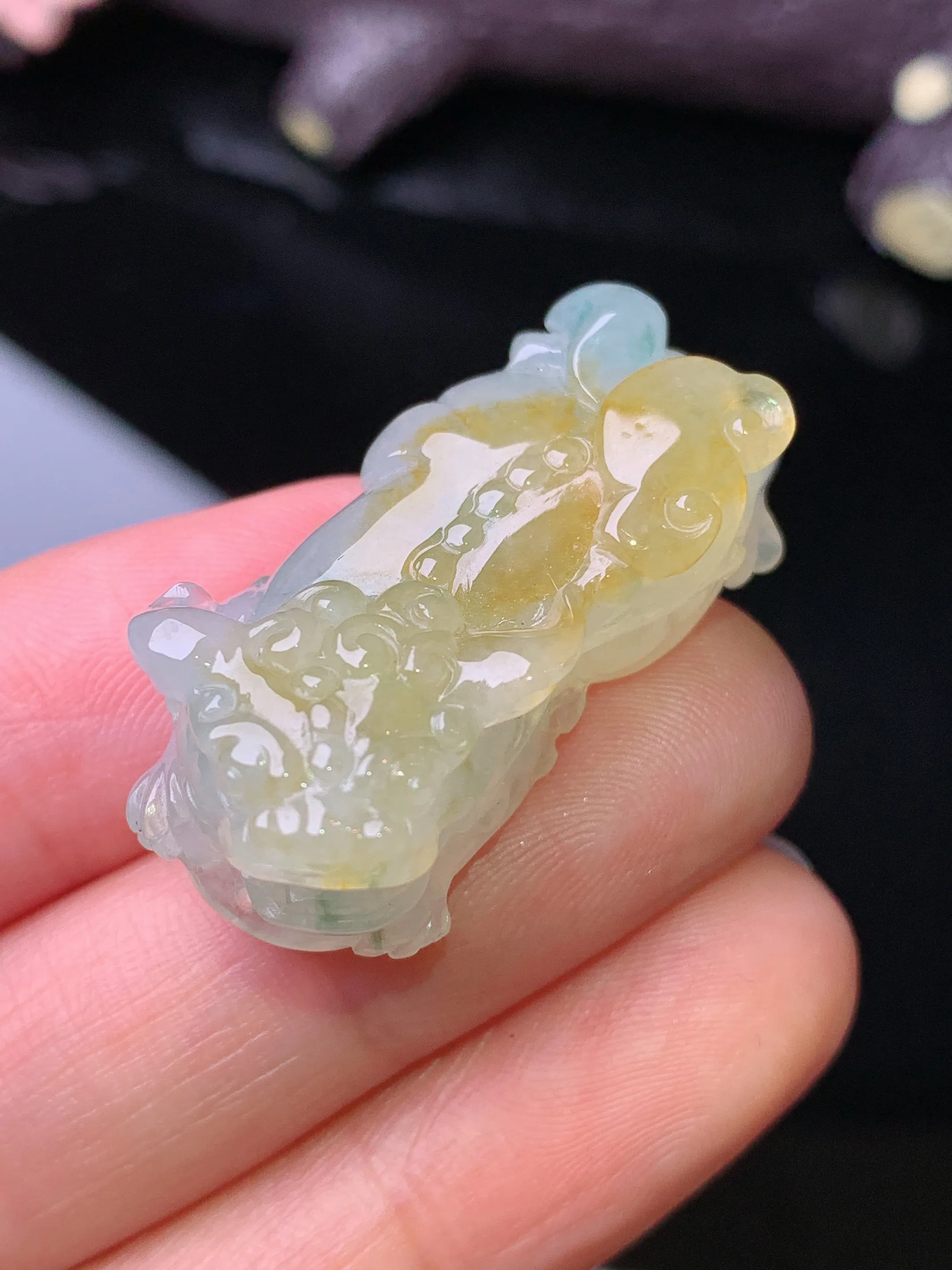 飘黄翡貔貅吊坠 玉质细腻 水润亮眼 色泽艳丽 整体尺寸33*15.5*12.5