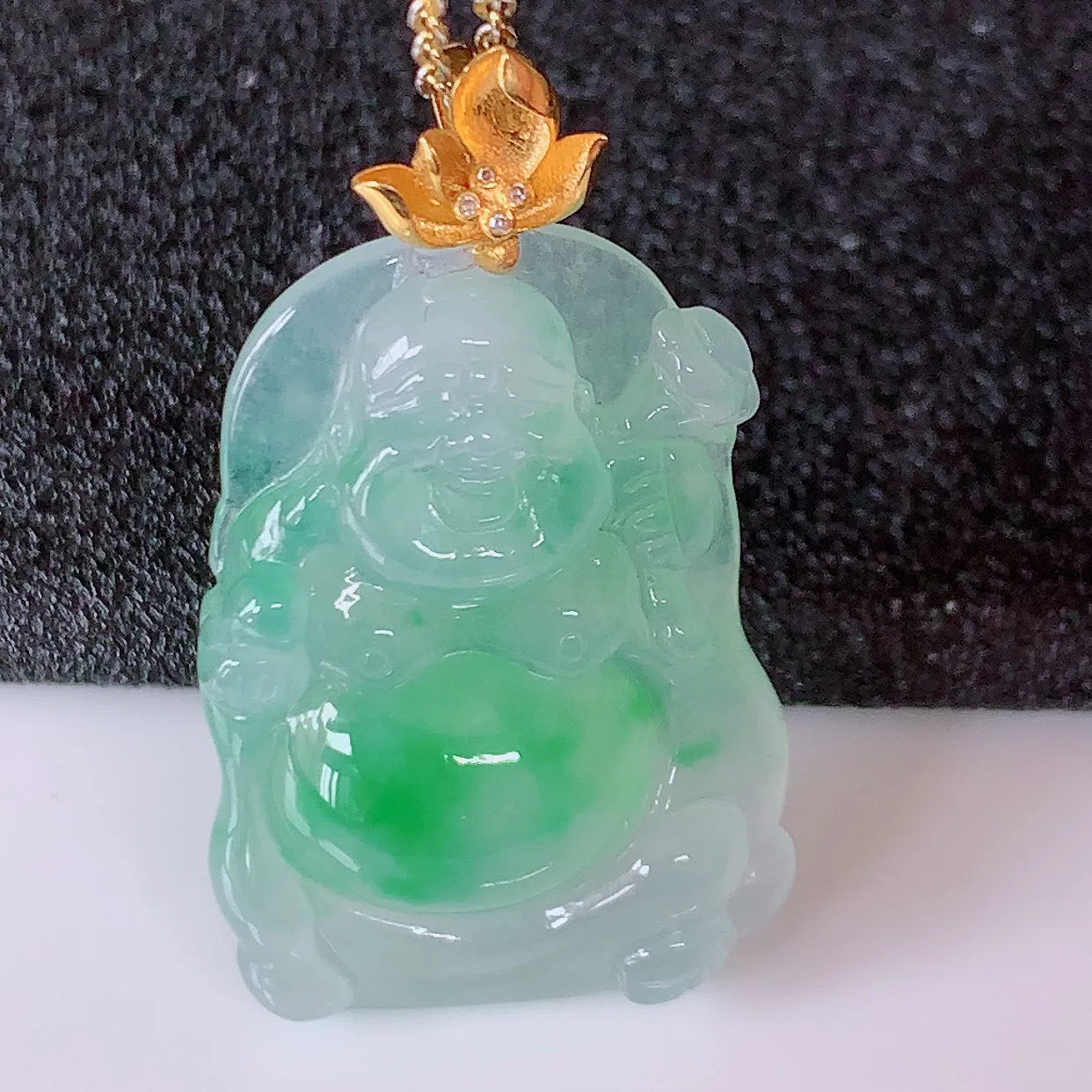 18K金镶嵌冰种飘绿翡翠逍遥布袋佛吊坠， 代代有钱，水足丰盈，盈满欢喜，配戴送礼佳品！#1.9整体32.5裸石26*18.8*5.8