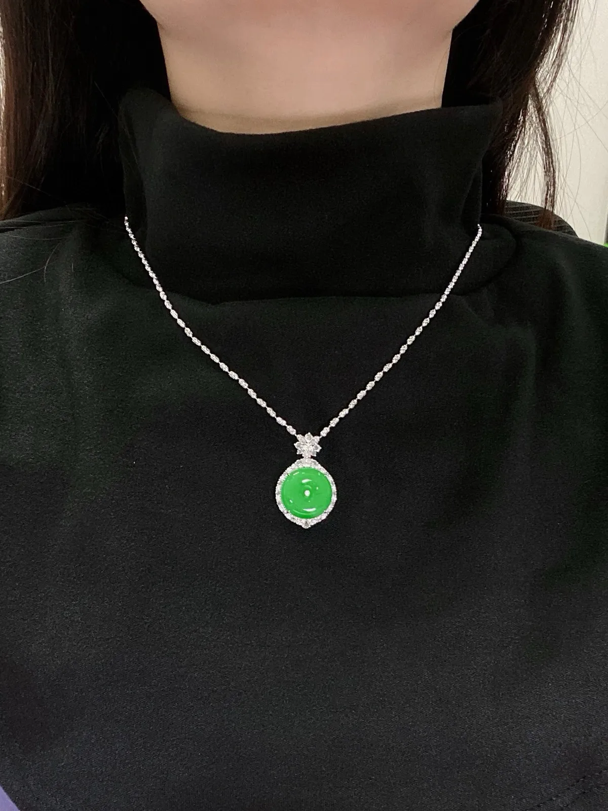 【冰种满绿平安扣】质地非常细腻，冰润十足，种老冰透，18k金钻镶嵌，裸石尺寸17.2*3.5毫米，收藏品质