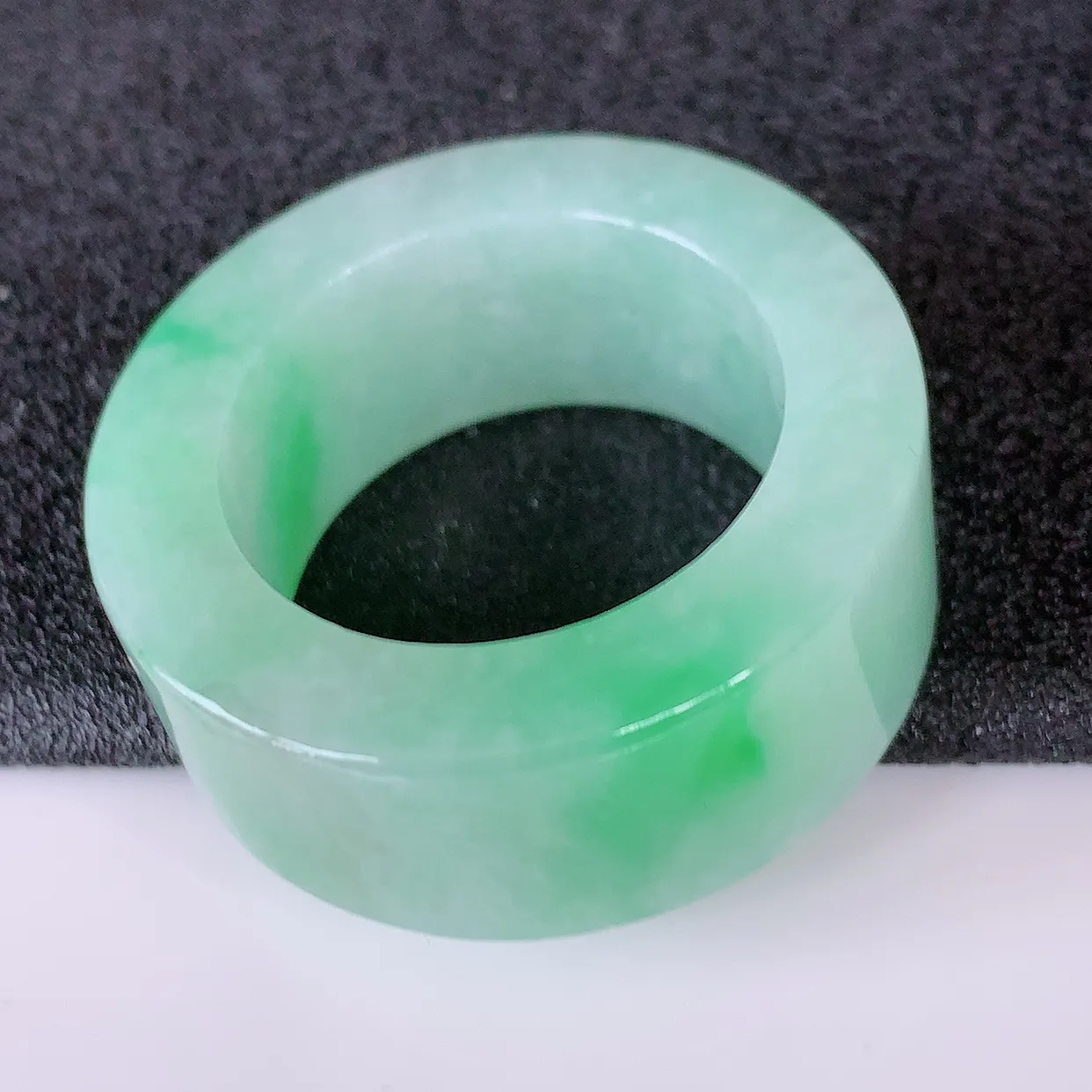 自然光实拍，22.2mm内径冰飘绿翡翠扳指，冰润指环，玉扳指，戒指，财源滚滚，玉质细腻起胶， 28圈口，种水好！#05.9尺寸22.2*12*5.2