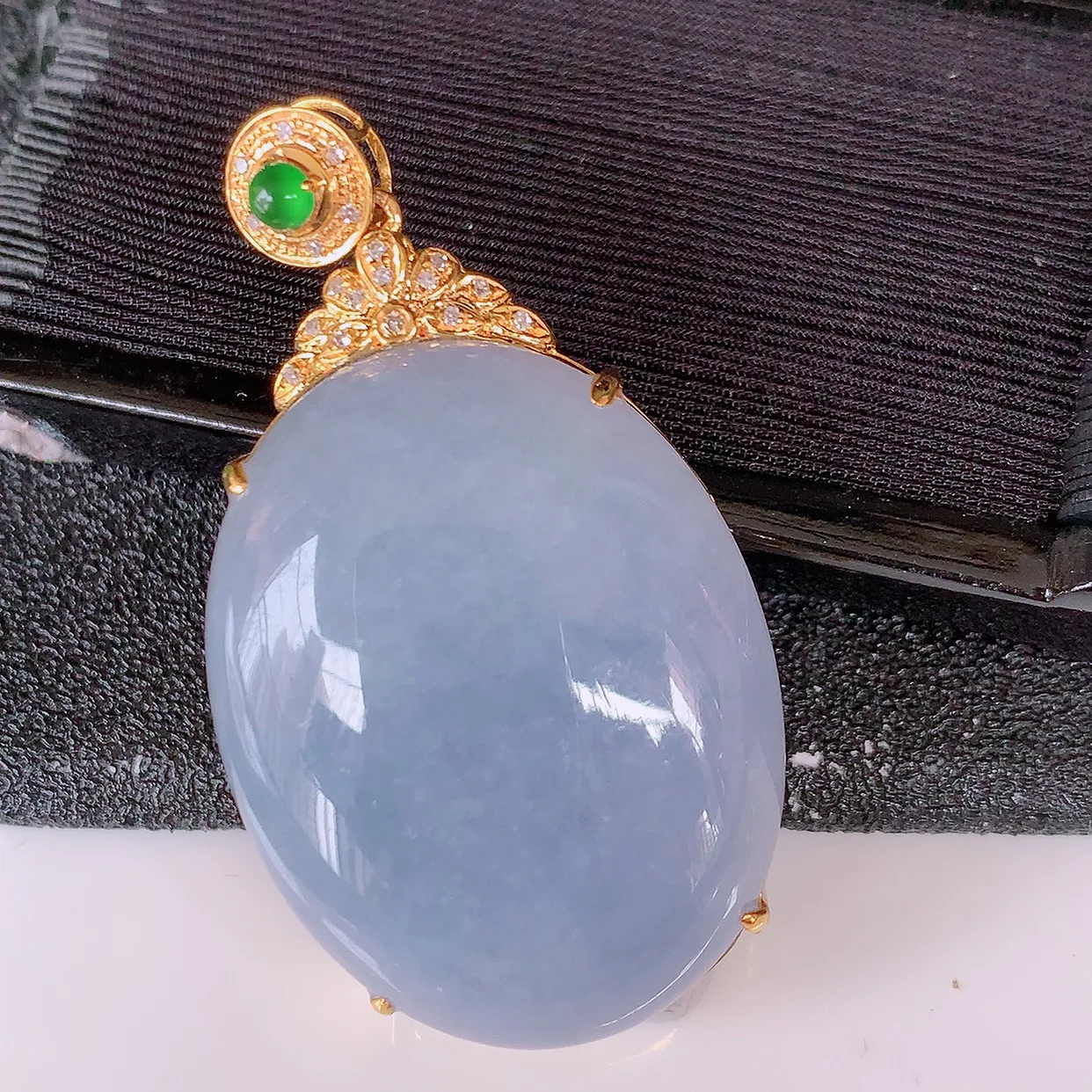 自然光实拍，18K金镶嵌大颗紫罗兰翡翠蛋面吊坠，鸽子蛋面，紫罗兰时‮大尚‬方，款式经典，紫罗兰，佩戴优雅高贵上档次！#00.9尺寸41.8*23*9.5裸石30*23