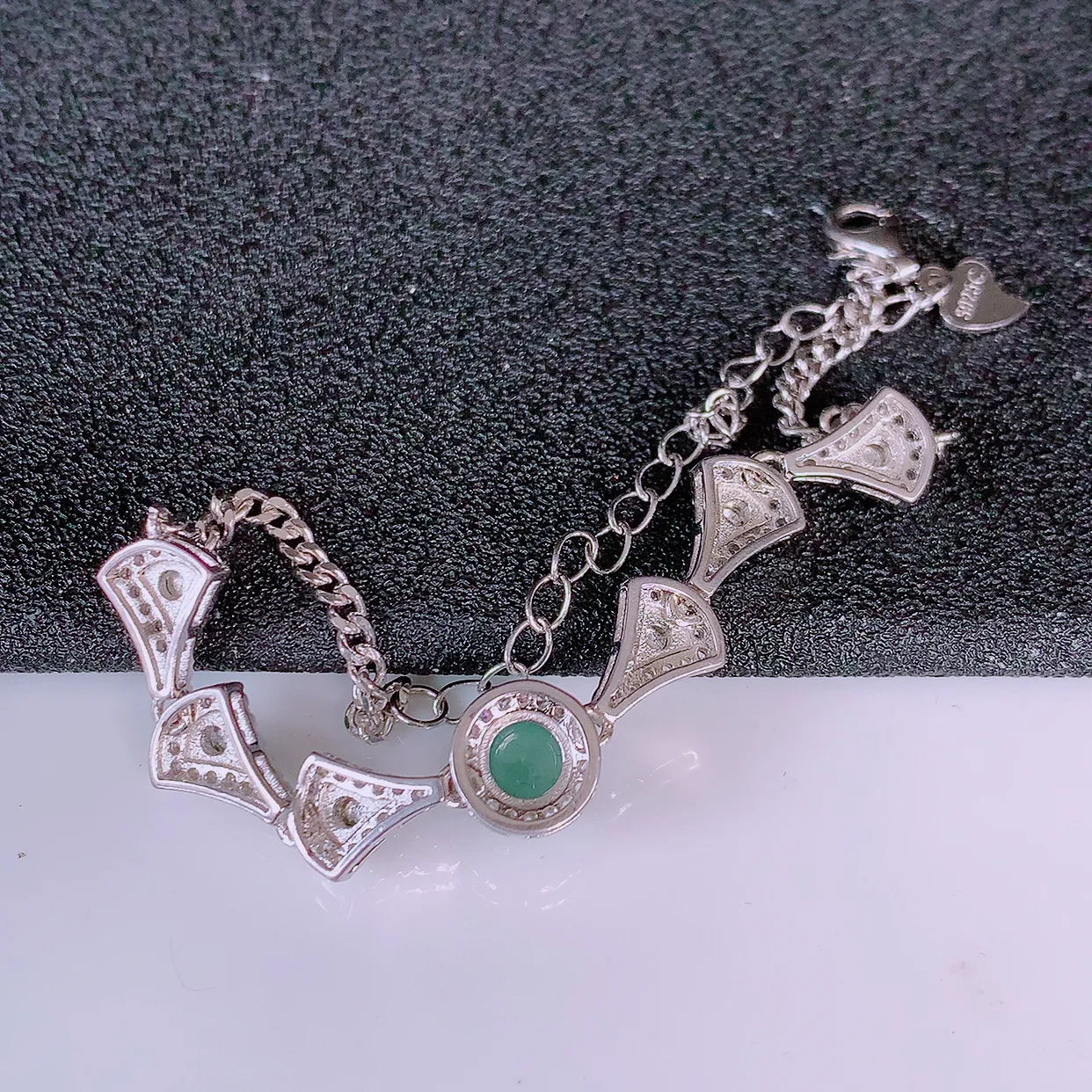 冰透满绿翡翠925银镶嵌手链，自然光实拍，翠色灵动，颜色漂亮，种老水足，品相佳，佩戴佳品！#97.9取一整体8*8*7.5裸石5.8*5.8