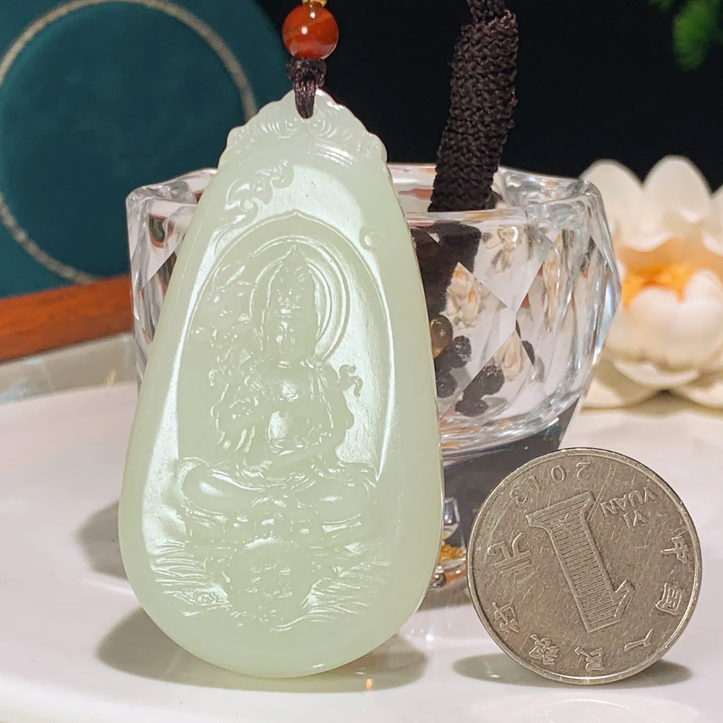 和田玉白玉坐莲观音牌子挂件。尺寸64/35/12重47克。玉质细腻油润。手推出油。佩戴高端典雅。lt251210