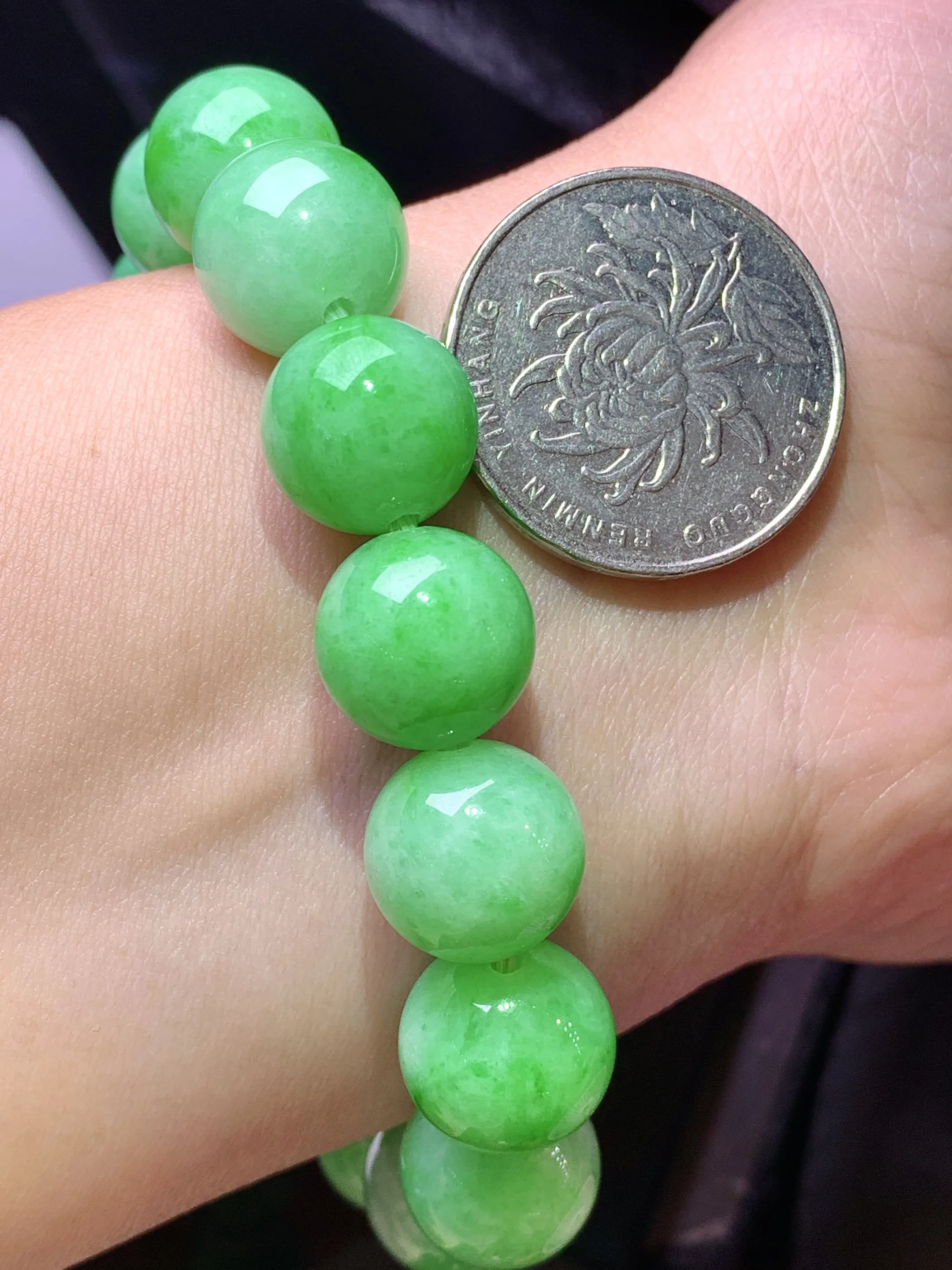 果绿圆珠手链 玉质细腻 水润亮眼 色泽艳丽 整体尺寸12.6