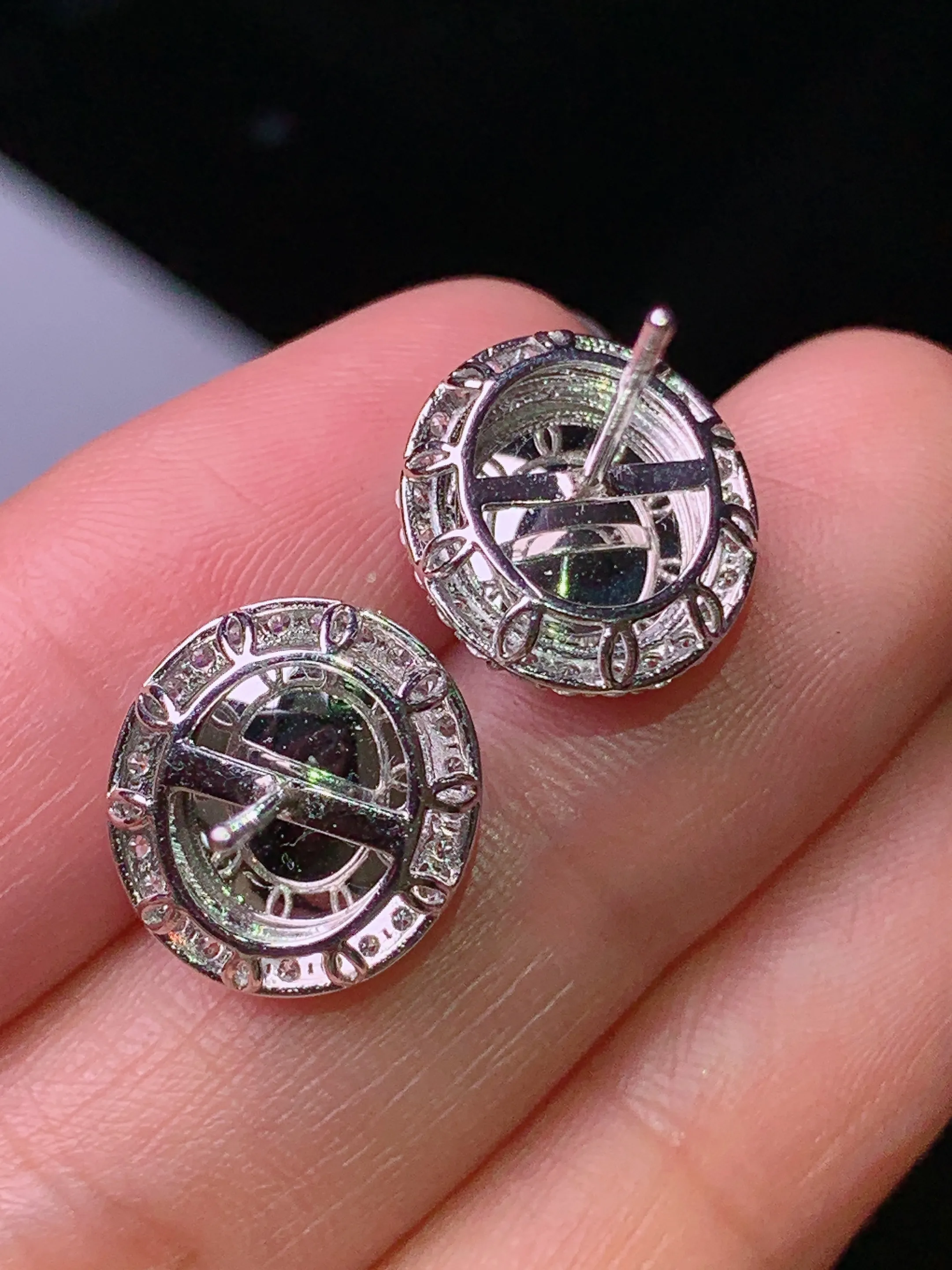 18k金钻镶嵌满绿蛋面耳钉 玉质细腻 水润亮眼 色泽艳丽 整体尺寸13.5*12.2*7.3