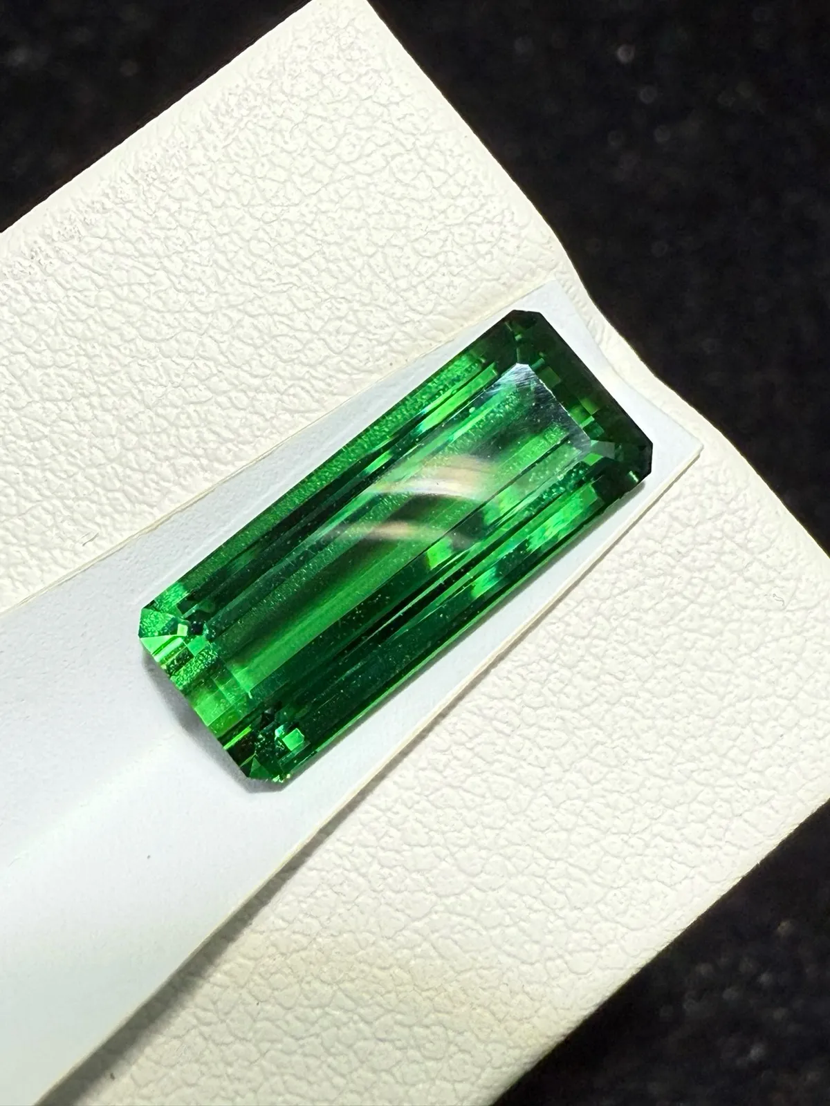 【高端珠宝】天然极美绿碧玺裸石
重量: 5.41ct  规格: 16.1*6.8*5毫米
精湛切工，