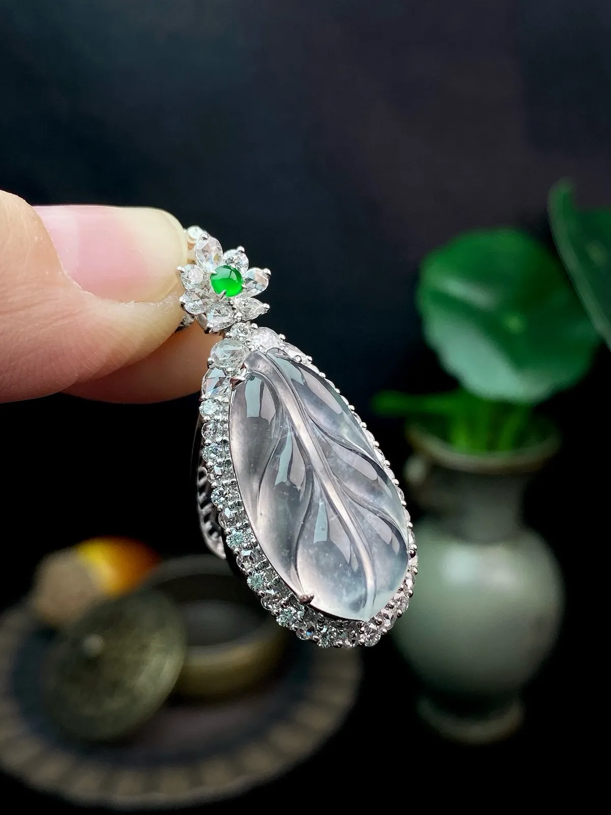 【冰种叶子】金枝玉叶，质地细腻，冰润透亮，光泽出众，18k金钻镶嵌，裸石尺寸22*11.6*4.4毫