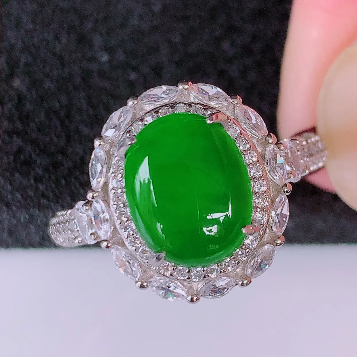 冰透满绿翡翠925银镶嵌戒指，自然光实拍，翠色灵动，颜色漂亮，种老水足，品相佳，佩戴佳品！#97.9（圈口可调大小）整体~26*17.5*7.5裸石10*8