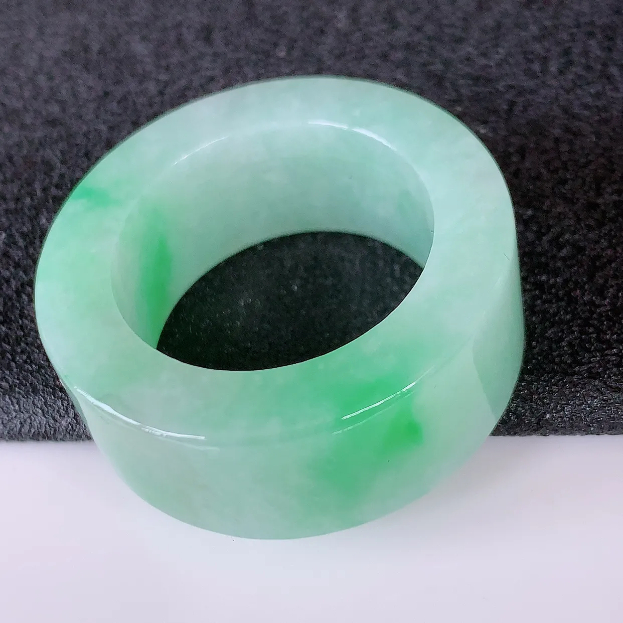自然光实拍，22.2mm内径冰飘绿翡翠扳指，冰润指环，玉扳指，戒指，财源滚滚，玉质细腻起胶， 28圈口，种水好！#05.9尺寸22.2*12*5.2