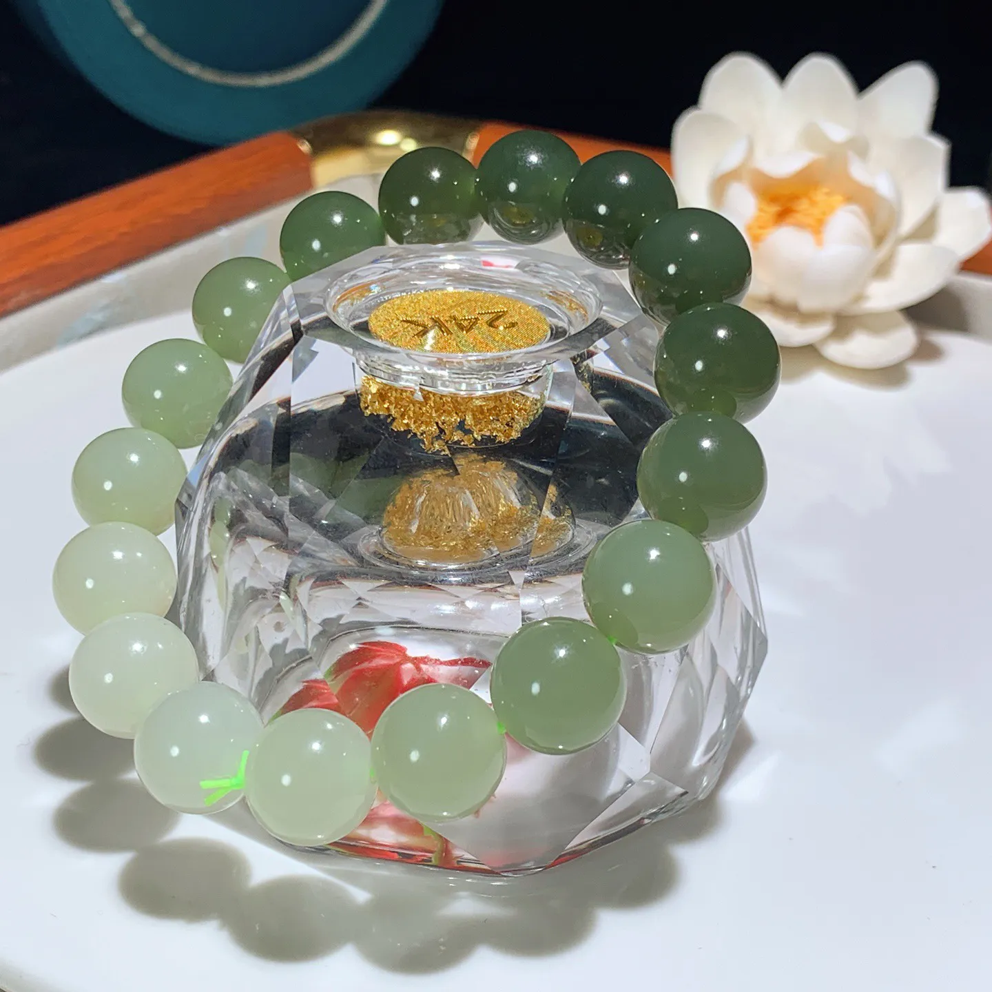 和田玉湖水绿渐变圆珠手串。单颗尺寸12。玉质细腻油润。手推出油。佩戴高端典雅。lt251210