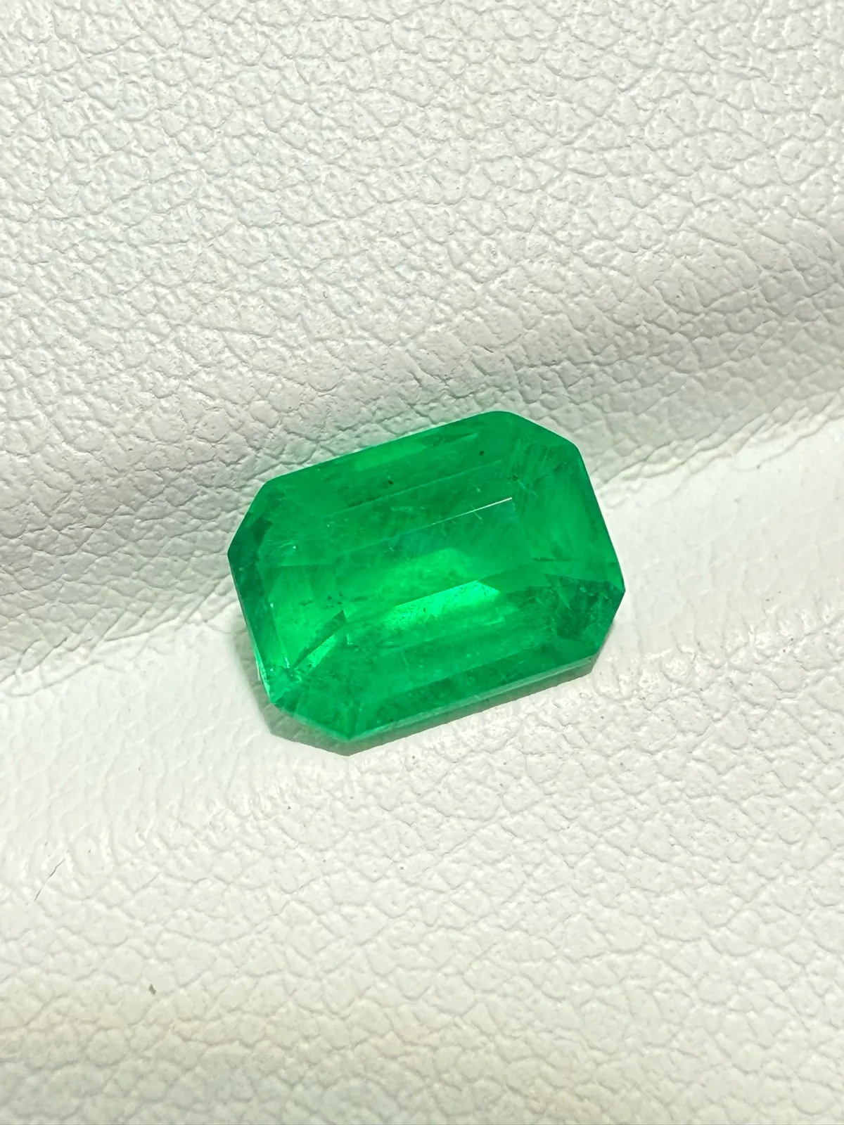 【高端珠宝】天然极美祖母绿裸石
重量: 1.59ct  规格: 8.2*6*4.6毫米
精湛切工，满身火彩
台面大，实物更美，可以代镶嵌设计。