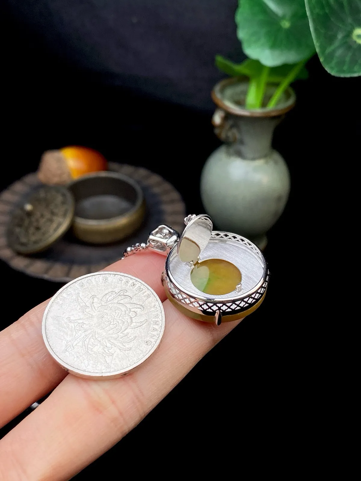 【冰种黄加绿圆无事牌】质地细腻，冰润透亮，光泽出众，冰感十足，18k金钻镶嵌，裸石尺寸22.3*3.1毫米