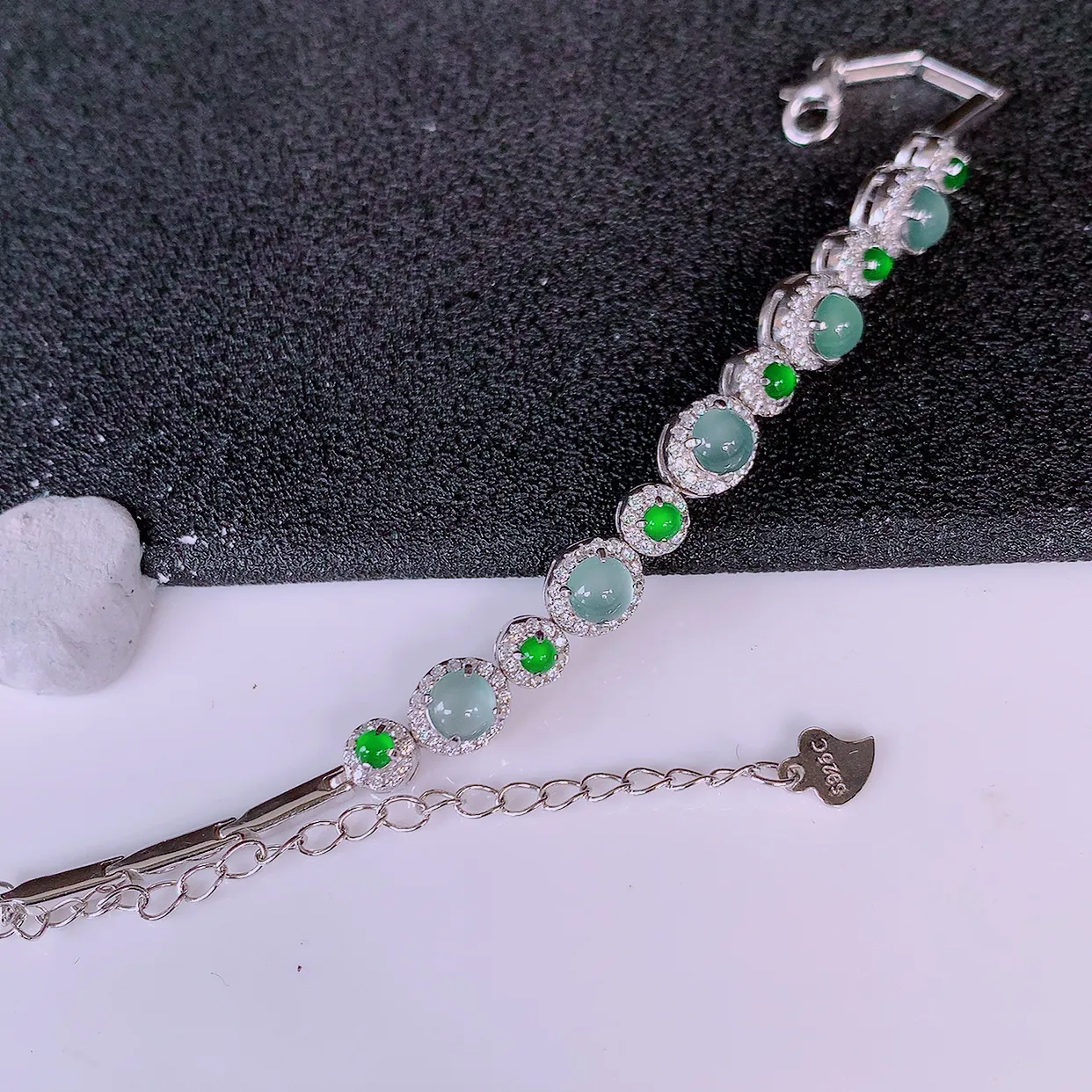 冰透满绿翡翠925银镶嵌手链，自然光实拍，翠色灵动，颜色漂亮，种老水足，品相佳，佩戴佳品！#97.9取一整体6.5*7.5*6.2裸石4.5*4.5