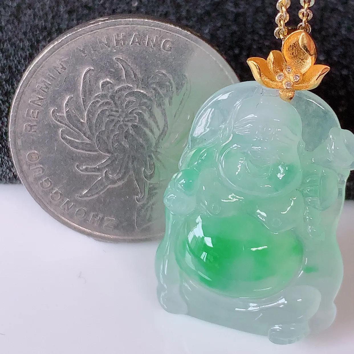 18K金镶嵌冰种飘绿翡翠逍遥布袋佛吊坠， 代代有钱，水足丰盈，盈满欢喜，配戴送礼佳品！#1.9整体32.5裸石26*18.8*5.8