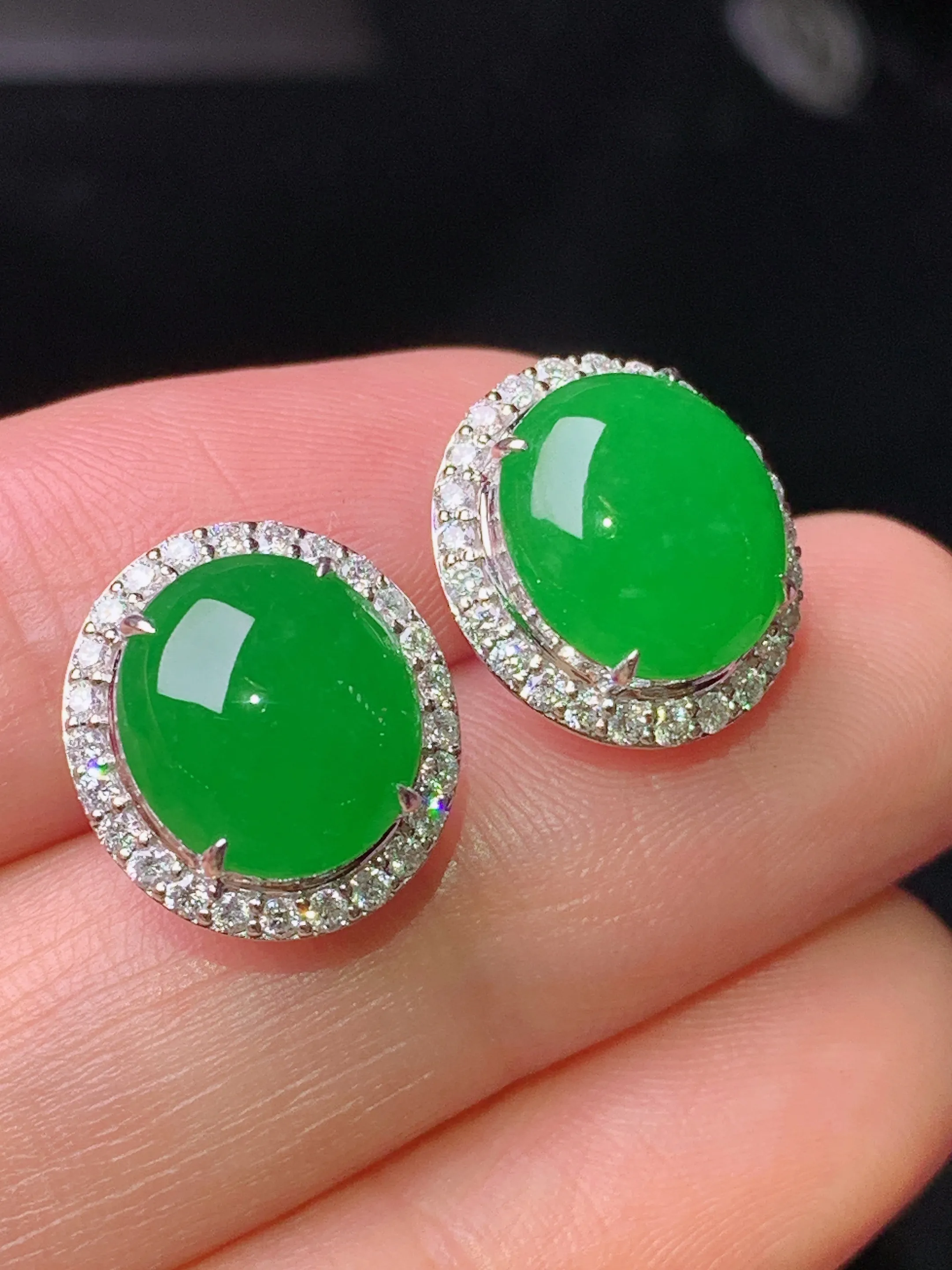 18k金钻镶嵌满绿蛋面耳钉 玉质细腻 水润亮眼 色泽艳丽 整体尺寸13.5*12.2*7.3