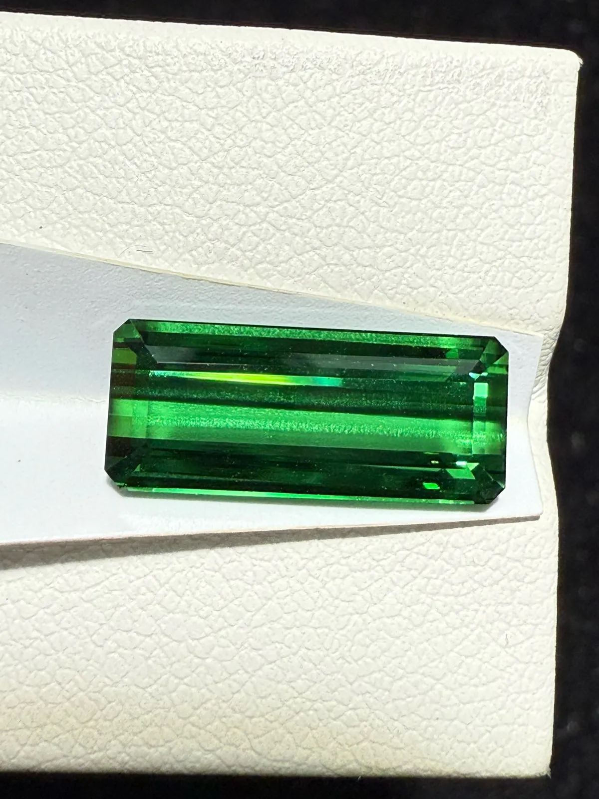 【高端珠宝】天然极美绿碧玺裸石
重量: 5.41ct  规格: 16.1*6.8*5毫米
精湛切工，满身火彩
台面大，实物更美，可以代镶嵌设计。