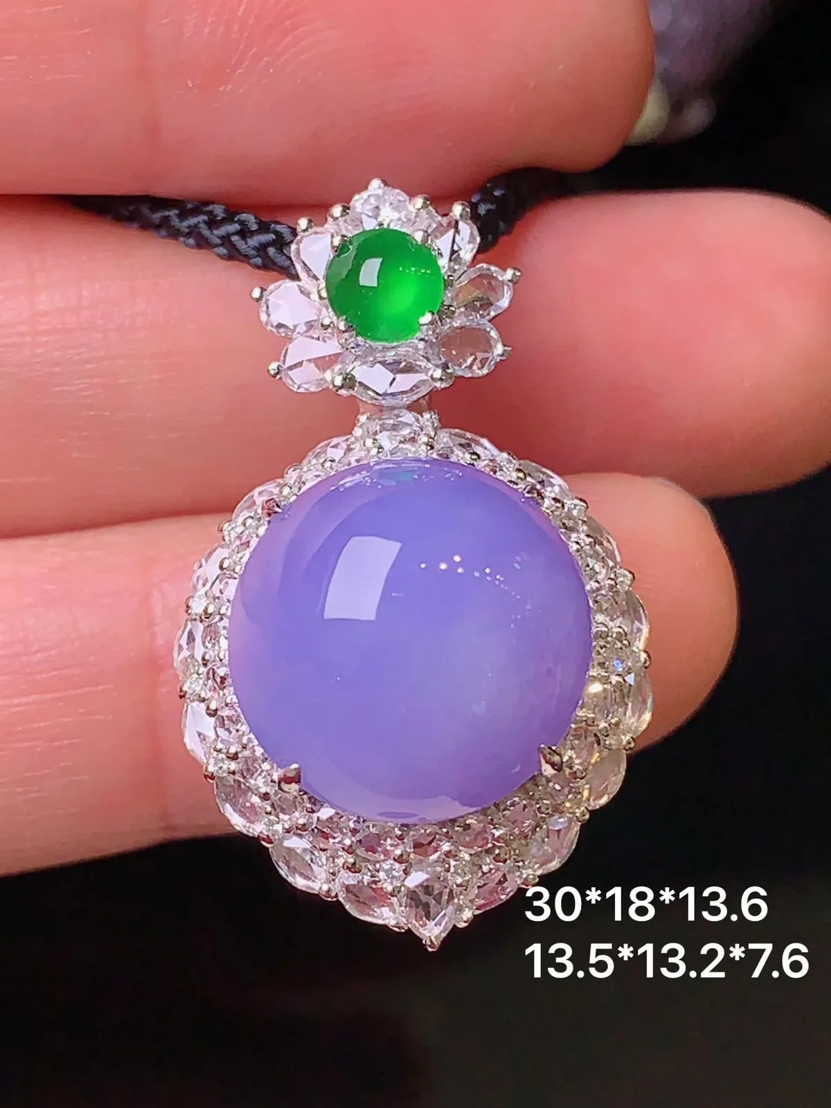 18k金钻镶嵌紫罗兰蛋面吊坠 玉质细腻 色泽清新艳丽 整体尺寸30*18*13.6