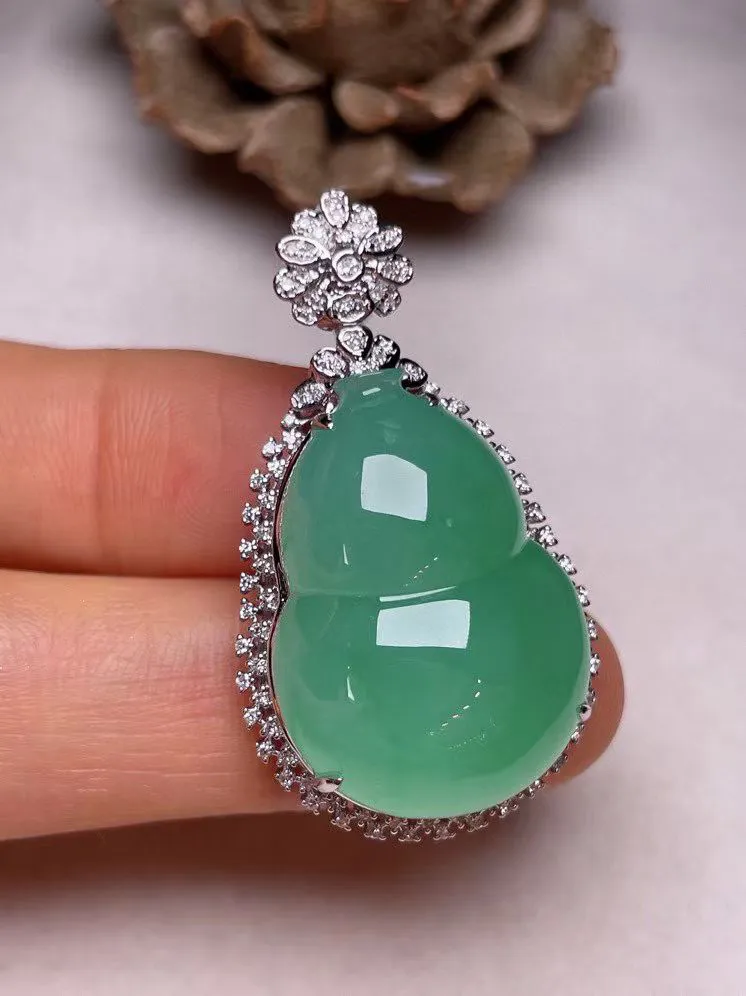 冰种淡绿葫芦吊坠、真金真钻镶嵌，种水好，玉质细腻 .裸石尺寸  18.3*12.8
