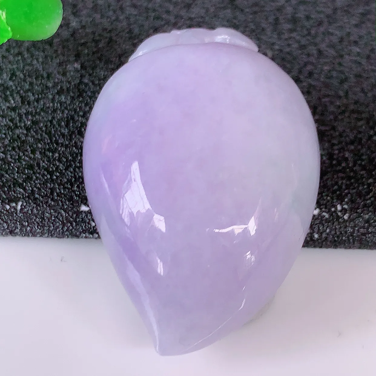 自然光实拍，冰润紫罗兰翡翠福寿桃吊坠，富贵吉祥，长命百岁，肥肥润润的福寿桃讨喜极了，造型精巧，非常别致 #05.9