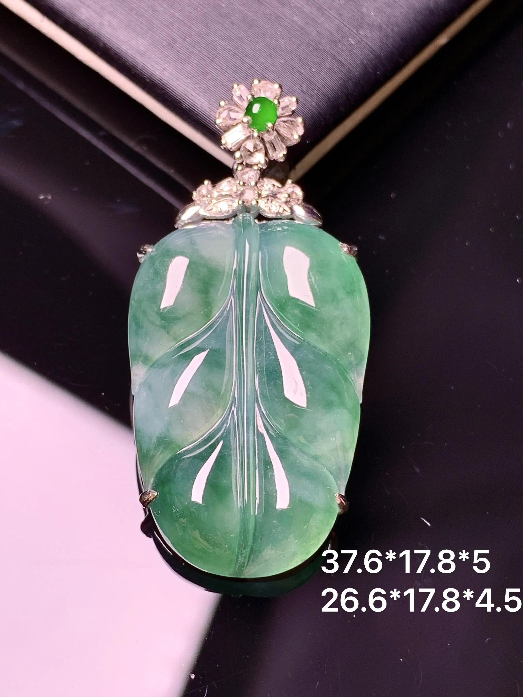 18k金钻镶嵌冰种飘绿树叶吊坠 玉质细腻 水润亮眼 色泽艳丽 整体尺寸37.6*17.8*5