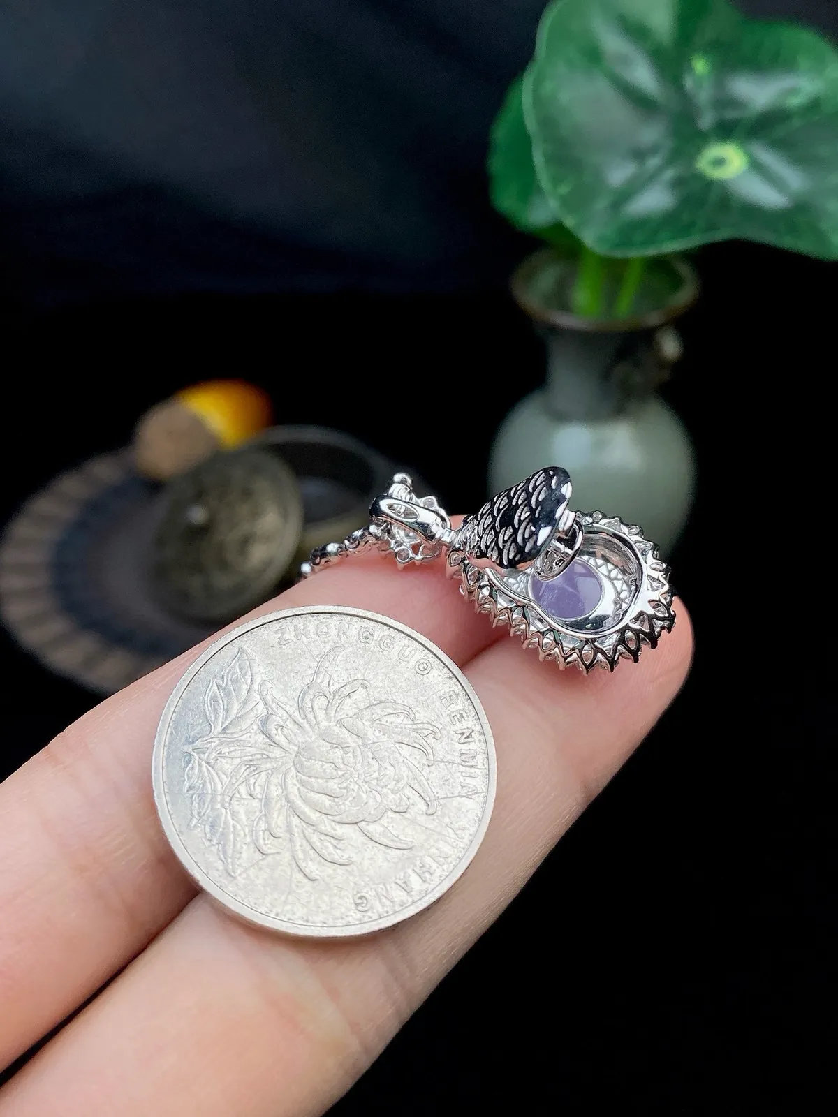 【冰种紫葫芦吊坠】质地细腻，冰透纯净，唯美漂亮，珍藏品质，18K金钻镶嵌，裸石尺寸14*10.2*3.6毫米，佩戴很漂亮。