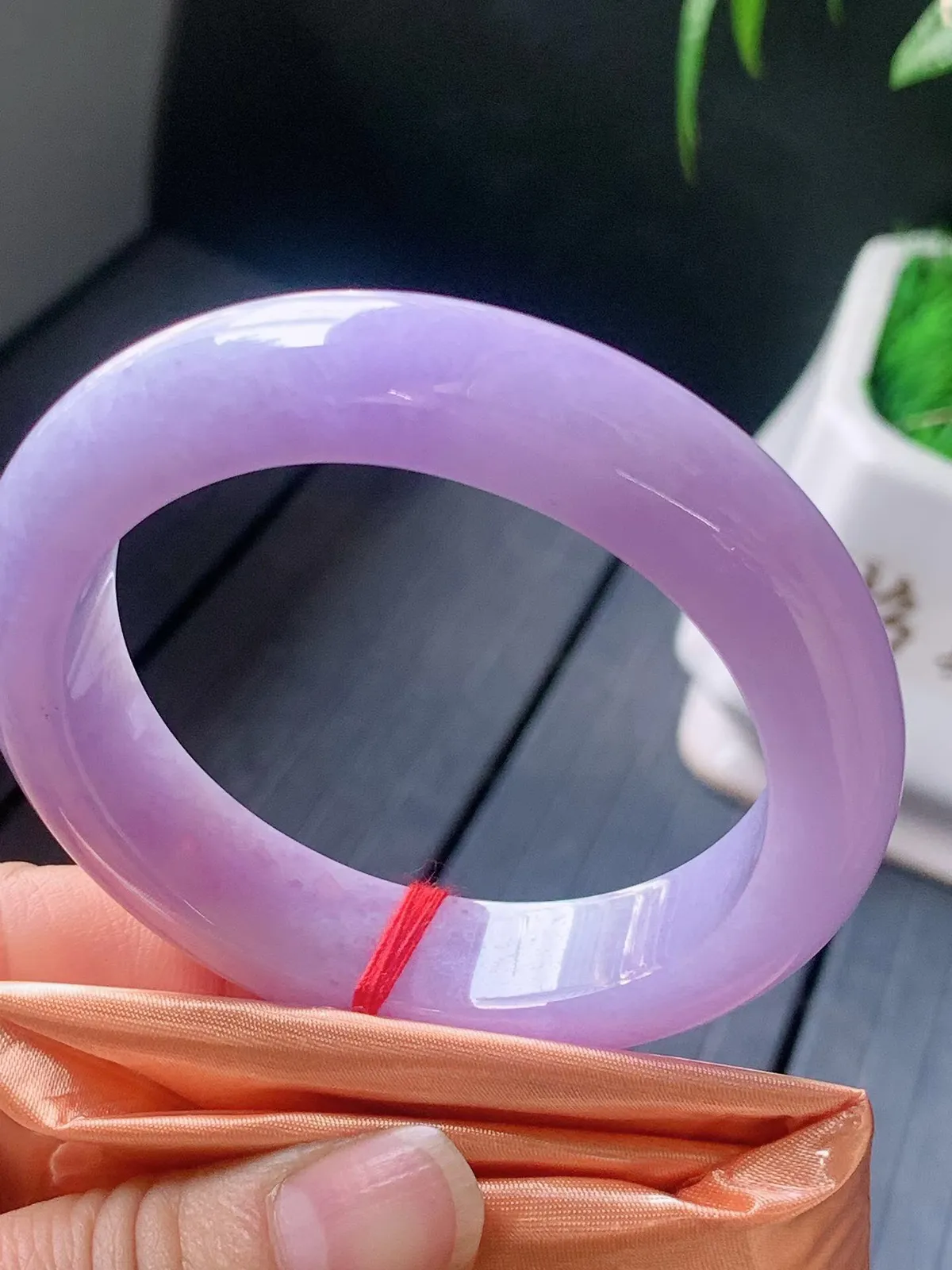 【翡翠名称】老种冰紫罗兰53.4正圈口翡翠手镯
【翡翠尺寸】53.4/13/8.7mm适合52.3-54.6正圈口佩戴
【翡翠描述】缅甸天然翡翠A货，种老水足，玉质细腻，色泽靓丽，性价比高，佩戴效果好！