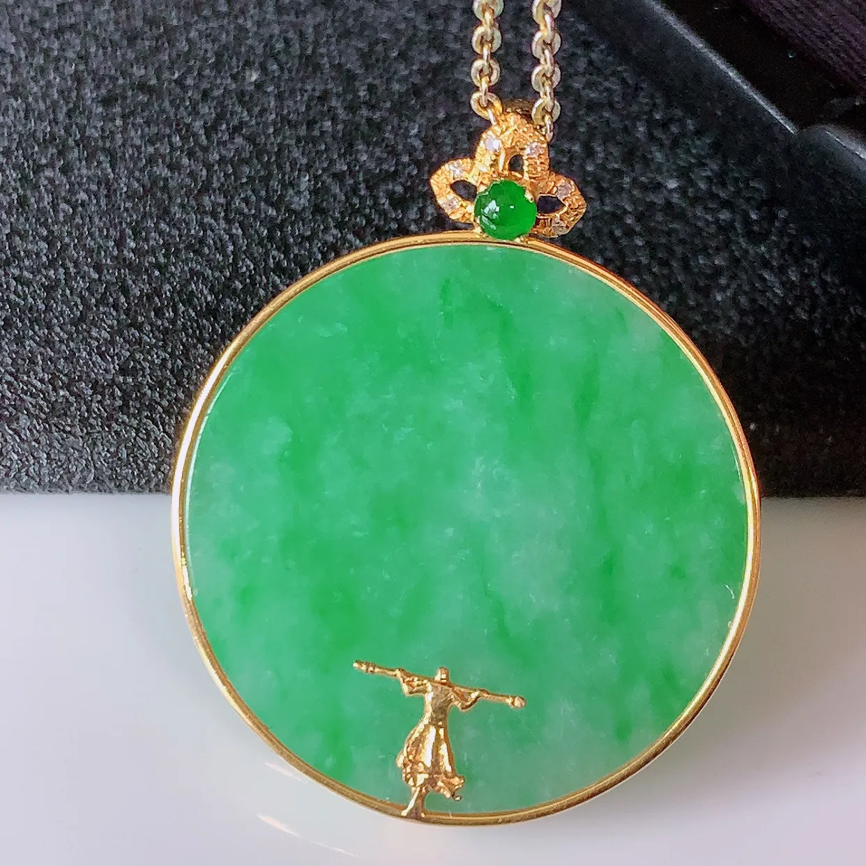 18K金镶嵌冰润飘绿翡翠平安无事牌吊坠，翡翠圆无事牌，平平安安，无事牌翠色灵动，佩戴平安时尚！#00.9整体32*26.5*5.2裸石25.5*25.5