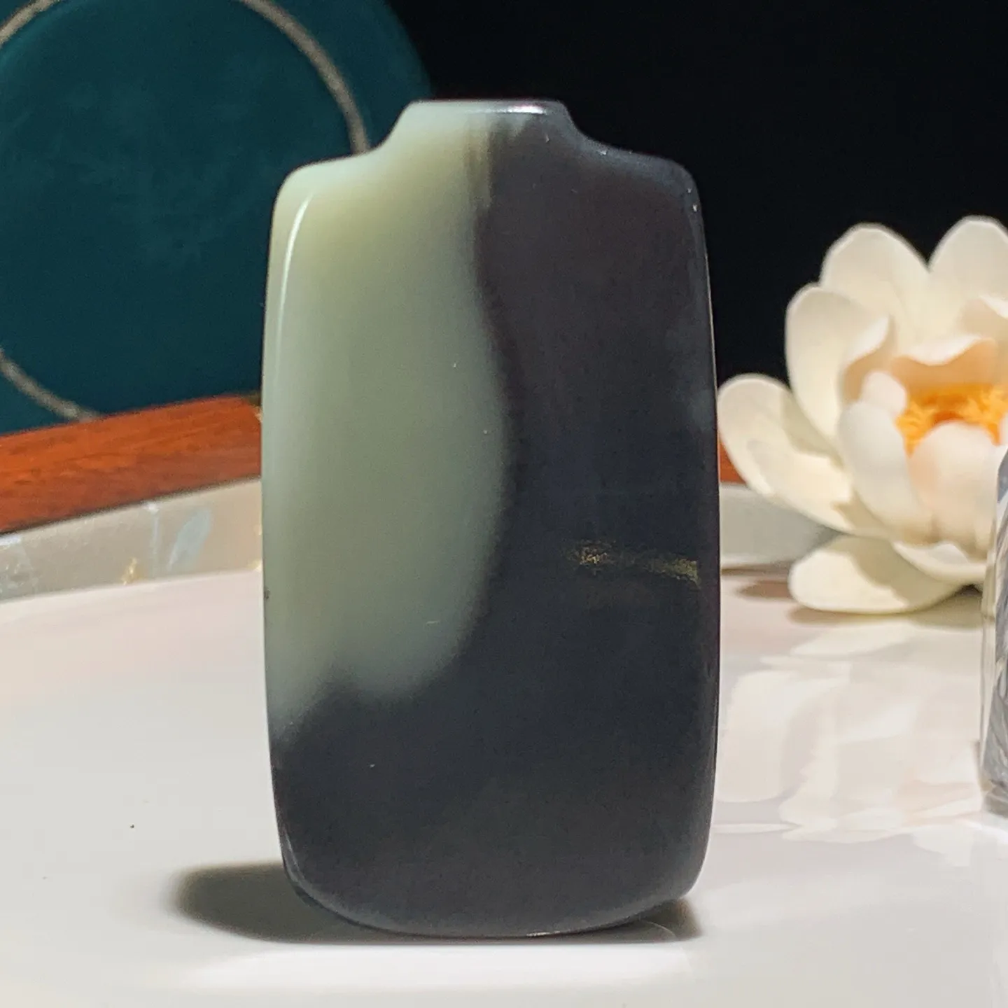 新疆和田玉青花大日如来头牌子挂件。尺寸62/34/12重66克。玉质细腻油润。手推出油。佩戴高端典雅。lt251210