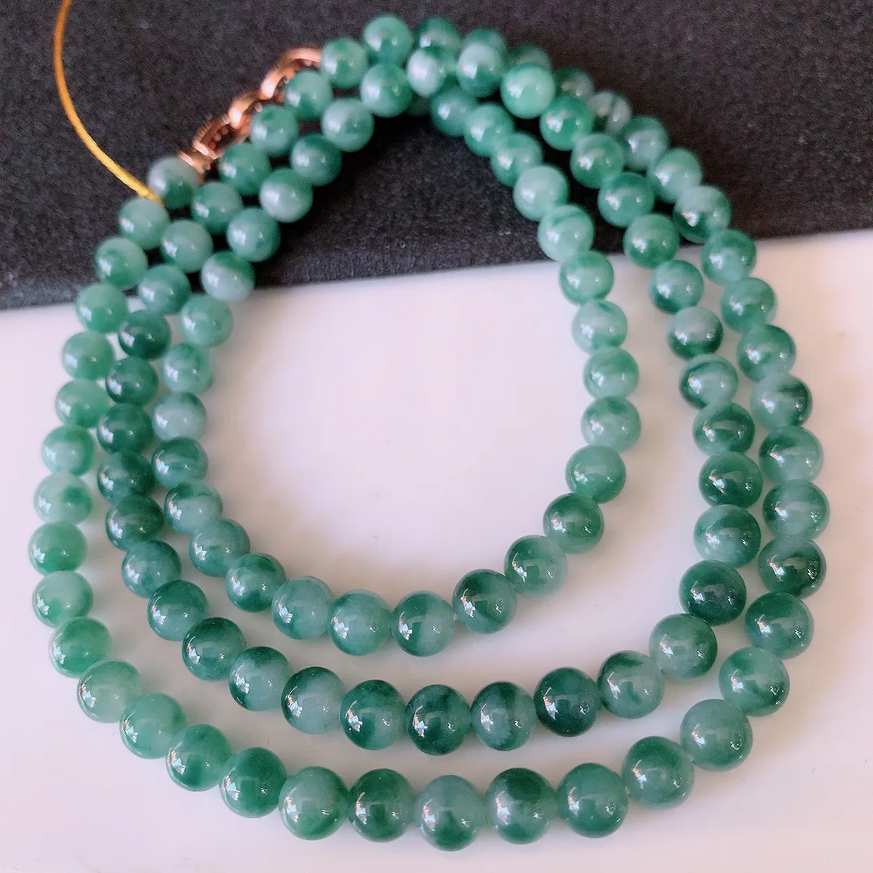 自然光实拍，冰飘花翡翠圆珠项链  翡翠珠链 （装饰扣）玉质细腻  冰清玉润  颜色漂亮  #001.1取一尺寸5.8mm