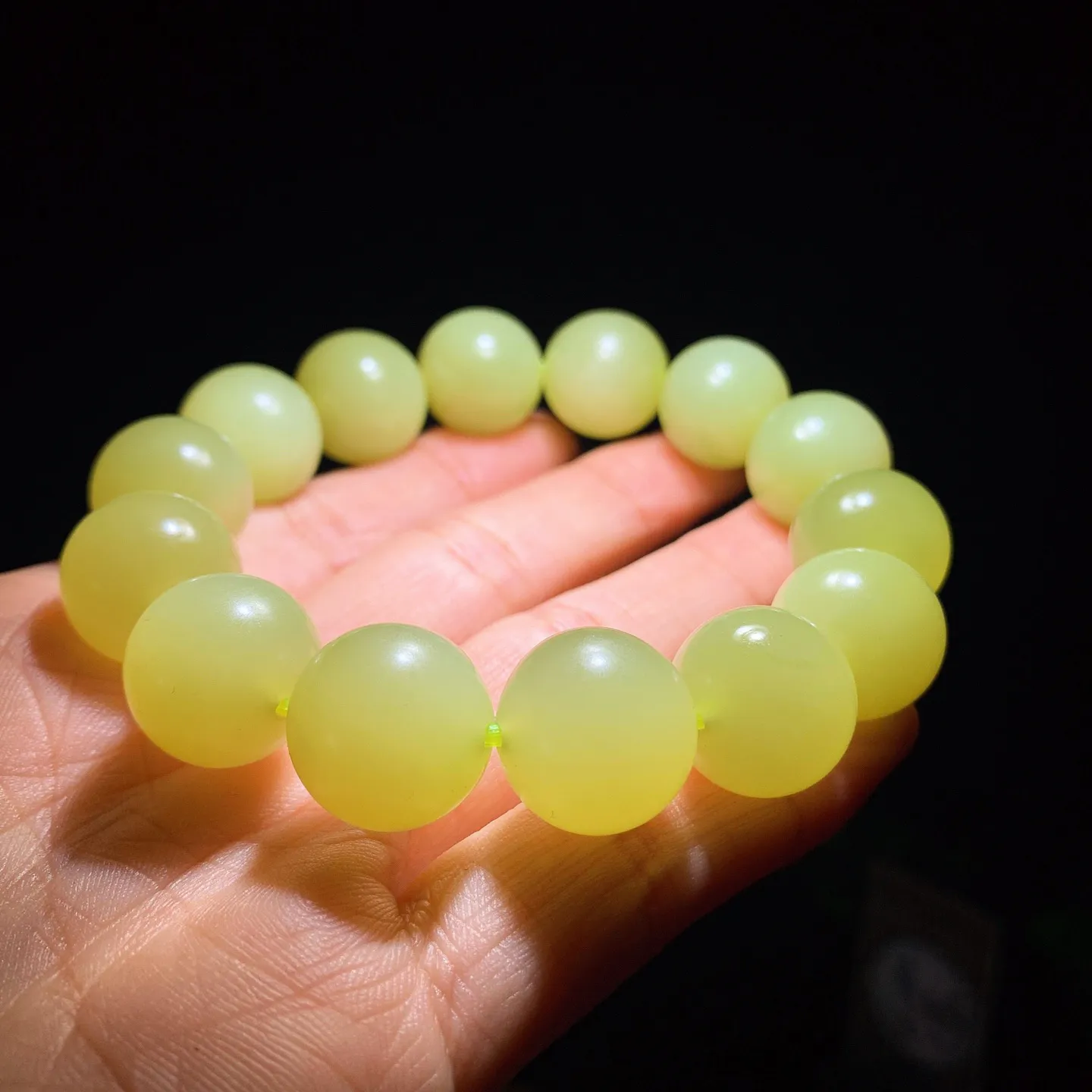 新疆和田玉若羌黄口料圆珠手串。单颗尺寸16！玉质细腻油润。手推出油。佩戴高端典雅。lt251210