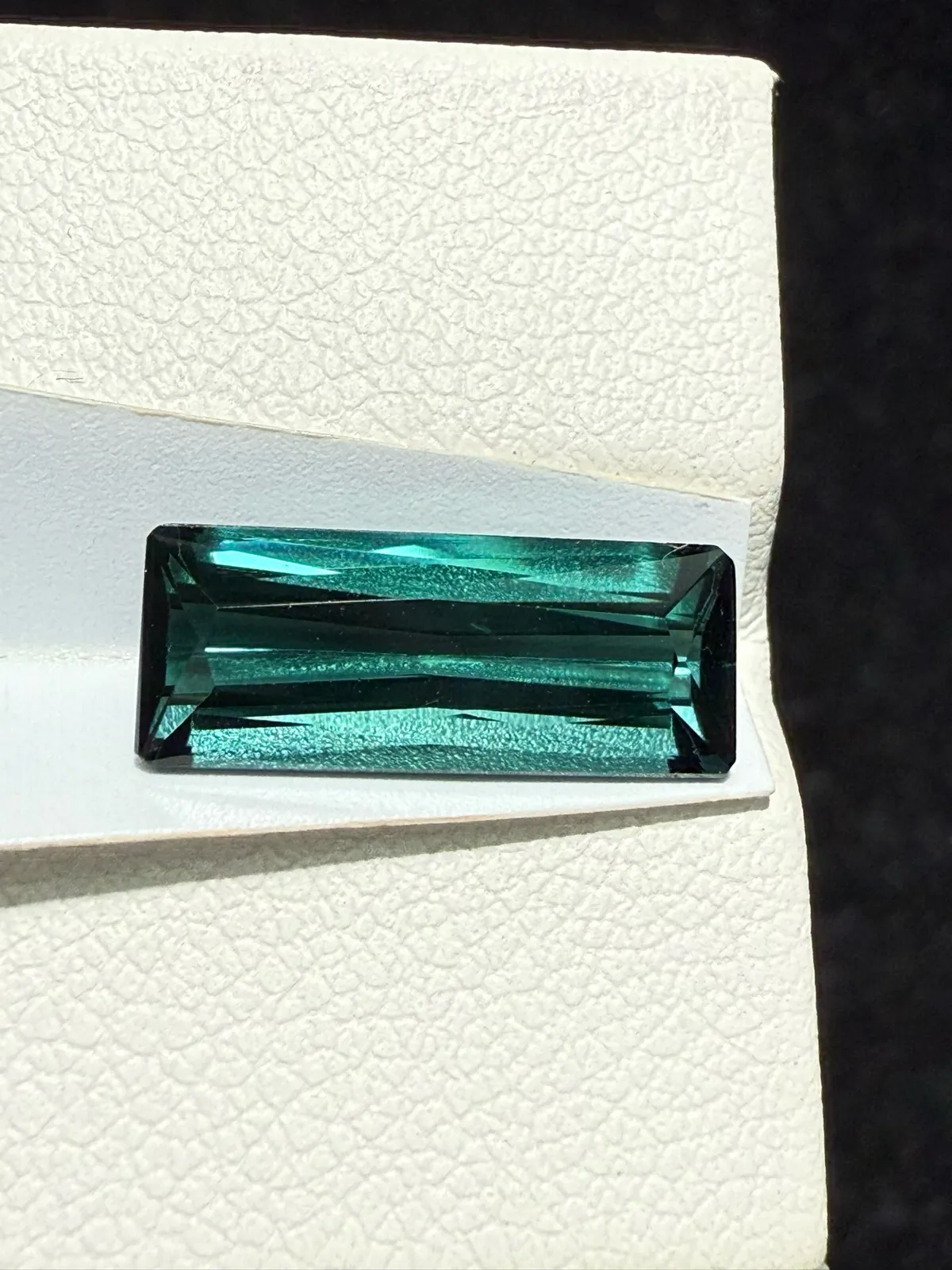 【高端珠宝】天然极美蓝碧玺裸石
重量: 3.085ct  规格: 14*5.6*4.3毫米
精湛切工，满身火彩
台面大，实物更美，可以代镶嵌设计。