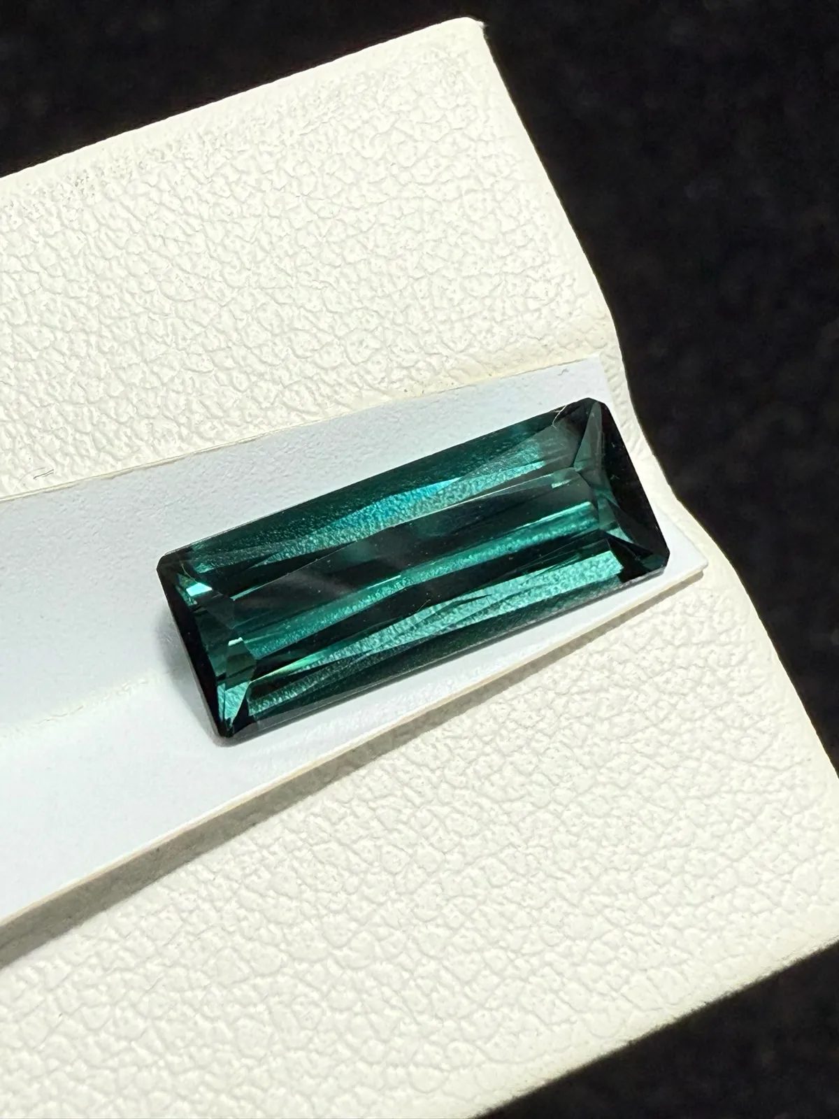 【高端珠宝】天然极美蓝碧玺裸石
重量: 3.085ct  规格: 14*5.6*4.3毫米
精湛切工，满身火彩
台面大，实物更美，可以代镶嵌设计。