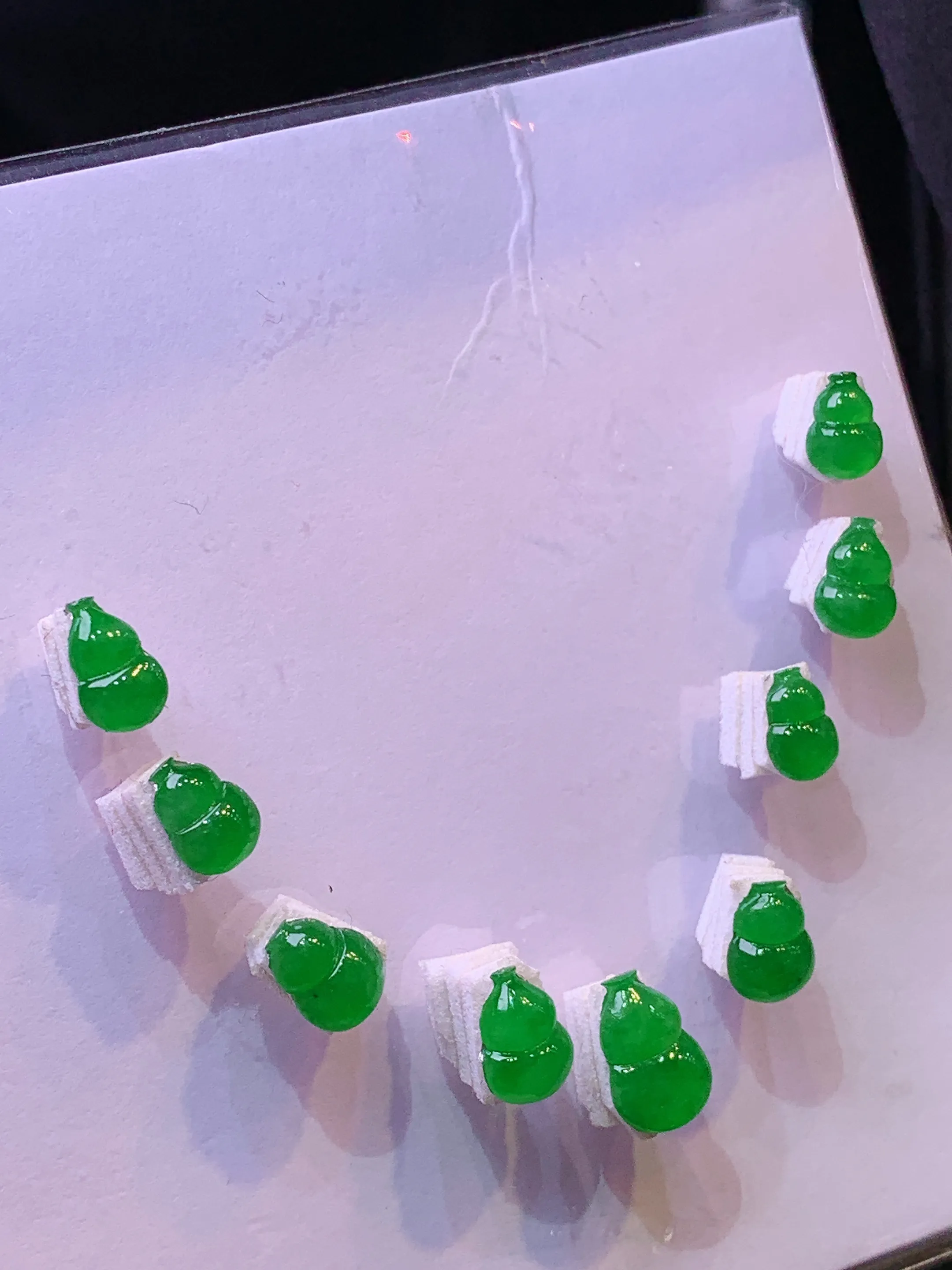 满绿葫芦一手 玉质细腻 水润亮眼 色泽艳丽 整体尺寸7.8*5.2*2