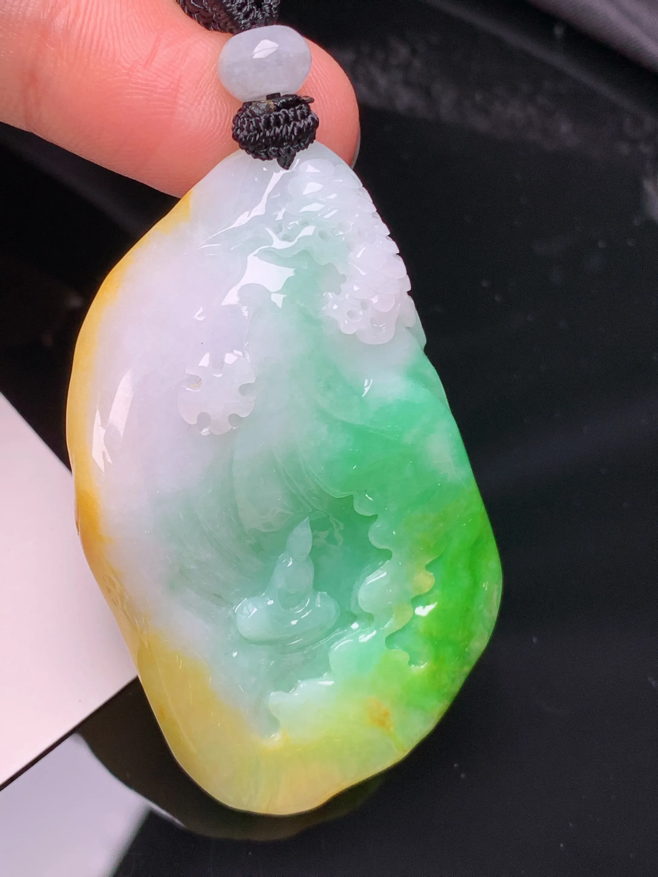 飘黄绿悟道玉质细腻 水润亮眼 色泽艳丽 整体尺寸52*32.5*12.5