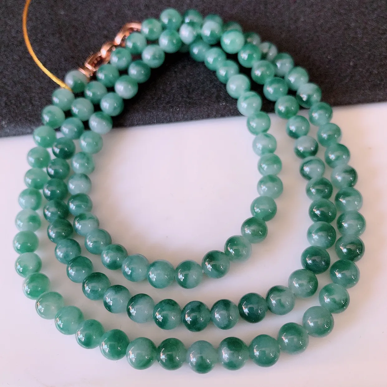 自然光实拍，冰飘花翡翠圆珠项链  翡翠珠链 （装饰扣）玉质细腻  冰清玉润  颜色漂亮  #001.